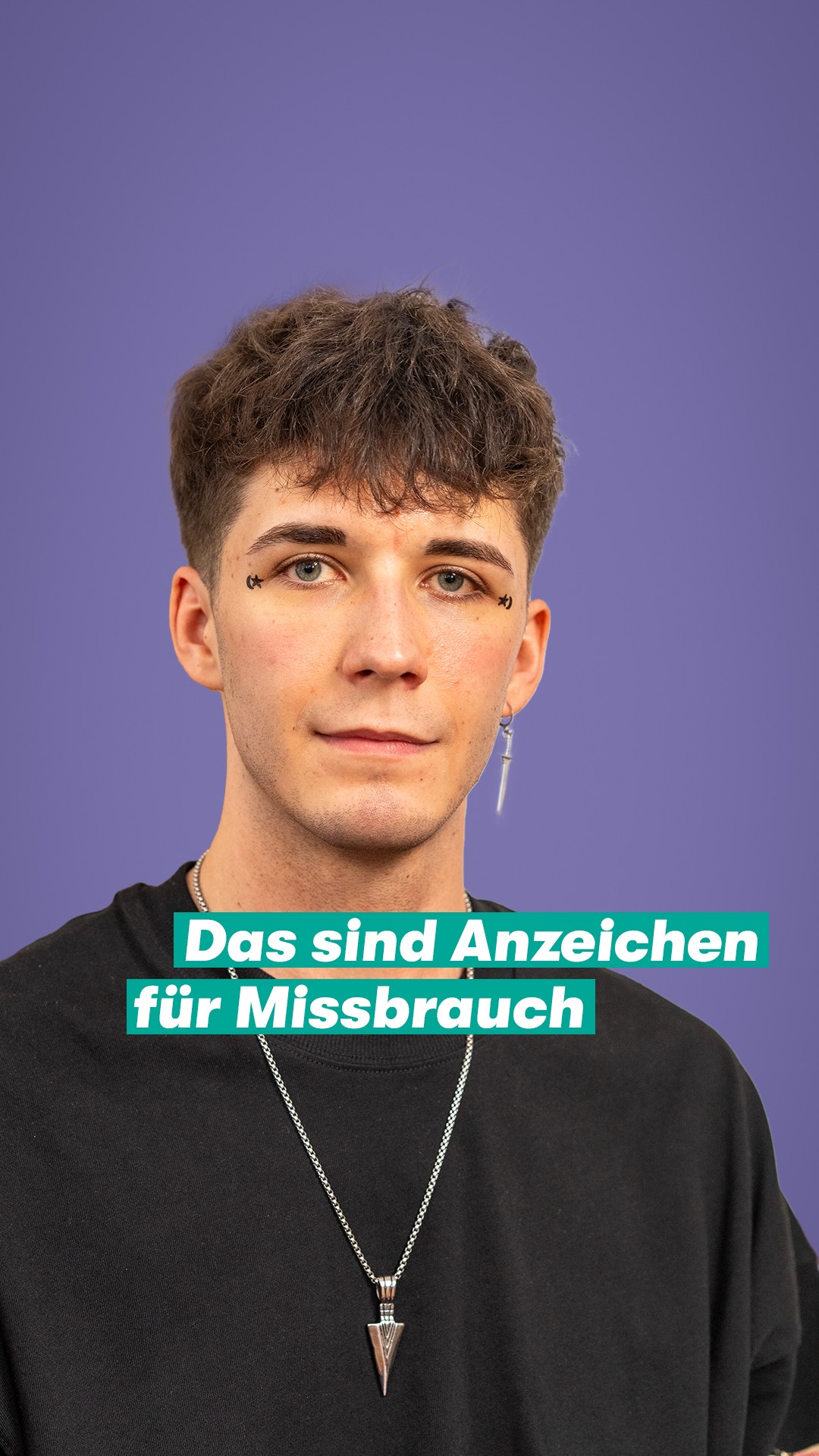 Ein Kind verhält sich plötzlich ganz anders? Lass den Gedanken zu, dass der Grund dafür auch Missbrauch sein könnte. 

Das kannst du tun, wenn du glaubst, dass ein Kind in deiner Umgebung missbraucht wird: 

‼️ Bleib ruhig. So schwer das auch fällt. Handle nicht überstürzt – hol dir stattdessen (anonym) Unterstützung bei Fachberatungsstellen. Überstürztes Handeln kann das Kind zusätzlich gefährden. 

👀 Sei aufmerksam. Sprich mit Menschen, die dem Kind nahestehen – z. B. Lehrer*innen, Nachbar*innen oder Verwandte. Versuch, vorsichtig Kontakt zum Kind aufzubauen. Frag, wie es ihm geht. Zeig: Du bist da. 

⏳ Gib dem Kind Zeit. Sprich Sorgen ehrlich an – ohne Druck. Sag z. B.: „Ich mache mir Sorgen, weil du so traurig wirkst.“ Und erklär, dass es okay ist, über Geheimnisse zu reden, die sich nicht gut anfühlen. 

🚫 Sprich NICHT mit der verdächtigten Person! Das kann das Kind in Gefahr bringen. Es könnte unter Druck gesetzt werden und Beweise könnten verschwinden. 

📞 Hilfe-Angebote helfen dir, sicher und richtig zu handeln. Du bist nicht allein. Und jedes kluge Hinsehen kann helfen, ein Kind zu schützen. Speicher dir am besten direkt die Nummer vom Hilfe-Telefon Sexueller Missbrauch ab: 0800 22 55 530. 

Im Video 
Christina @heimisch.werden
Noah @noah_dejanovic 
Lyann: @dandelion__oblivion 

Mehr zu ihren Geschichten erfahrt ihr auf unserem Kanal @missbrauchsbeauftragte. 

#GemeinsamGegenMissbrauch #NichtWegschieben #UBSKM #BMBFSFJ #SexualisierteGewalt #Kinderschutz #Missbrauch #SexuellerMissbrauch #SexuelleGewalt #Täterstrategien #Eltern #Verantwortung #KinderSchützen #LebenMitKindern #Kleinkind #Vorschulkind #Kindergarten #Schulkind #Aufklärung #ElternWissen #MomLife #DadLife #Prävention #Aufklärung