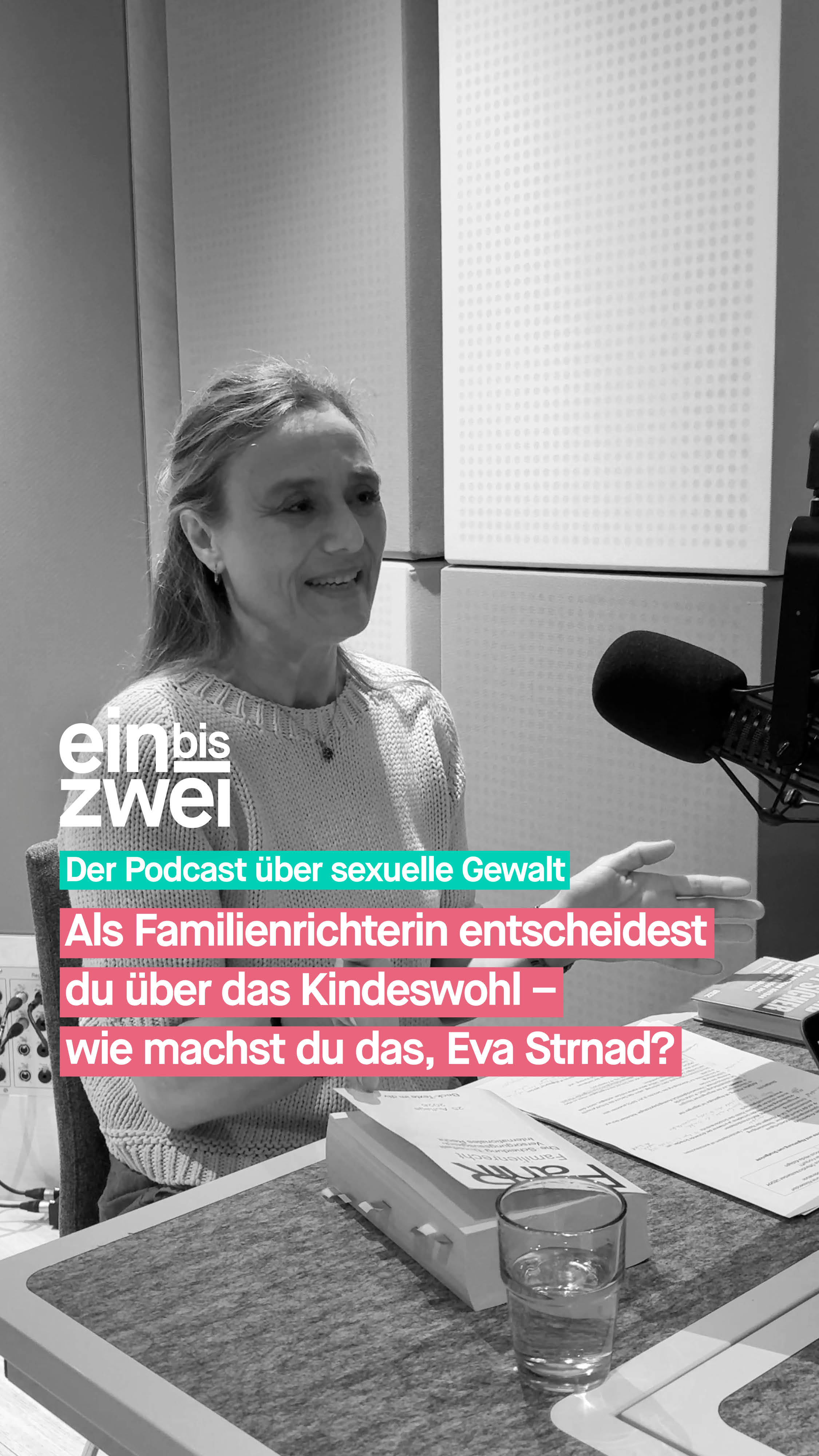 45 Kinder werden in Deutschland durchschnittlich jeden Tag missbraucht, die Zahl ist erschütternd hoch. Eine, die sexuelle Gewalt in der Familie erlebt hat, ist Eva Strnad. Heute ist sie Familienrichterin und das nicht ohne Grund. Denn: Das Familienrecht bietet die Möglichkeit für den Staat, in das Sorgerecht der Eltern einzugreifen. Denn der Staat hat die Pflicht, Kinder und Jugendliche zu schützen – unter Umständen sogar vor den eigenen Eltern. Steht also der Vorwurf von sexueller Gewalt gegen ein Kind im Raum, dann kann das Familiengericht den Eltern oder einem Elternteil das Sorgerecht entziehen. Für eine Familienrichterin bedeutet das: Ich treffe Entscheidungen mit schwerwiegenden Folgen für alle Beteiligten. 

Eva Strnad hat ein Buch darüber geschrieben, was im Familienrecht schiefläuft und wie Kinder und Jugendliche besser geschützt werden können. „Kein Kind ist sicher – Wie wir wachsam bleiben und unsere Kinder vor sexuellem Missbrauch schützen“, heißt es. Darin beschreibt sie auch, was sich an Gerichten und in der Ausbildung zukünftiger Richter*innen ändern muss. Eva Strnad beobachtet bspw. auch, dass in einigen Fällen „Kinderschutz faktisch hinter das Ermittlungsinteresse des Staates zurücktritt.” 

Mit Eva Strnad sprechen wir darüber, wie Familiengerichte arbeiten, was beim Kinderschutz im Familienrecht schiefläuft – und was sich an Gerichten und in der Ausbildung zukünftiger Richter*innen ändern muss. 

🎧 Erfahrt mehr in der aktuellen Folge von #einbiszwei. 
🔗 ubskm.de/folge154 
Den Link findet ihr in unserer Bio.

#UBSKM #Podcast #GemeinsamGegenMissbrauch #Missbrauchsbeauftragte