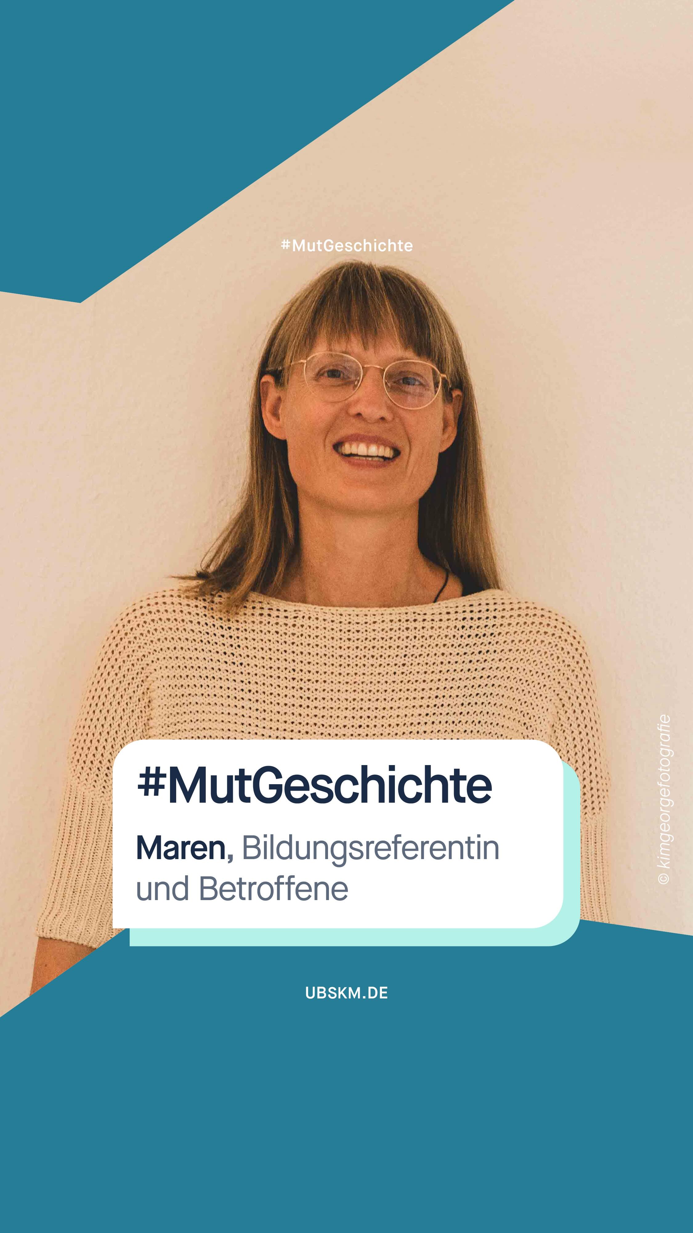 Maren ist als Kind sehr still und unauffällig. Über Jahre hinweg erfährt sie sexualisierte Gewalt durch eine Person aus ihrem nahen Umfeld. Niemand schaut genauer hin und scheint es zu bemerken. 
 
In dieser #MutGeschichte spricht Maren darüber, wie sie sich als Kind anvertraut und wie danach scheinbar „alles weiterging“. 

Maren macht etwas deutlich: Wir begegnen betroffenen Kindern jeden Tag. Und trotzdem schauen wir oft weg, weil wir glauben, wir würden es schon merken, wenn etwas nicht stimmt. 
Maren stellt eine andere, wichtige Frage: Nicht „Wie erkennen wir betroffene Kinder?“ Sondern: „Sind wir als Erwachsene überhaupt bereit, zuzuhören? Sind Erwachsene bereit, Räume zu schaffen, in denen Kinder sich sicher fühlen und in ihrem eigenen Tempo sprechen dürfen?” 

Marens Weg zeigt eine Entwicklung, die heute für sie Sinn ergibt. Die Schritte, die sie gegangen ist: ihr Studium im Bereich Pädagogik bzw. Erziehungswissenschaft, ihre systemische Ausbildung und ihre intensive Auseinandersetzung mit Rechten und Schutzkonzepten in ihrer Arbeit, fügen sich für sie inzwischen zu einem Ganzen zusammen, auf das sie mit Dankbarkeit blickt, weil es ihr Kraft gibt und ihrem Weg Bedeutung verleiht. 

Danke, liebe @maren_el_khanechaoui, dass du deine Mutgeschichte mit uns teilst. Danke für deine Offenheit, deine Ehrlichkeit und deinen Weg. 

#Missbrauchsbeauftragte #MutMachen #SchweigenBrechen