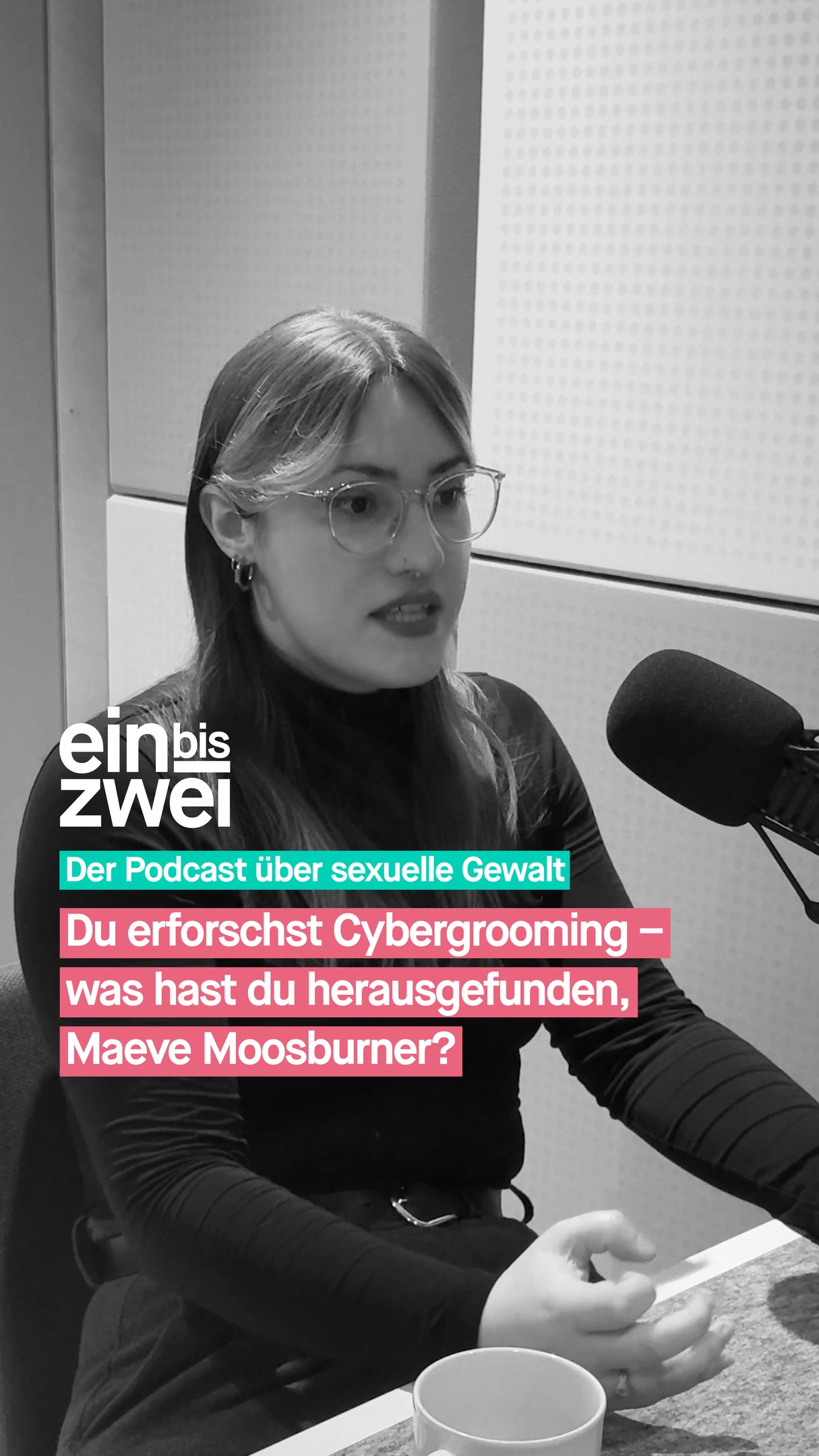 Wenn sich Erwachsene im Internet das Vertrauen von Kindern oder Jugendlichen erschleichen, um sie sexuell zu missbrauchen, dann nennt man das Cybergrooming. Die Täterstrategien werden immer ausgefeilter und die Betroffenen immer jünger. 24 % der Kinder und Jugendlichen in Deutschland wurden schon mal von einer erwachsenen Person online kontaktiert und von dieser nach einem realen Treffen gefragt, so eine Studie der Landesanstalt für Medien NRW. Bislang gab es nur wenige Forschung zu dem Thema, das ändert sich jetzt mit dem Forschungsprojekt CERES, das heißt: „Cybergrooming – Erforschung von Risikofaktoren, Ermittlungspraxis und Schutzmaßnahmen”. In dem vom Bundesministerium für Bildung und Forschung geförderten Projekt arbeiten die Kriminologische Zentralstelle, das Bundeskriminalamt, das Landeskriminalamt Nordrhein-Westfalen und die Universität Münster zusammen. Ziel ist es, das Phänomen Cybergrooming wissenschaftlich zu verstehen und daraus konkrete Handlungsmöglichkeiten für Polizei und Justiz abzuleiten. Maeve Moosburner ist wissenschaftliche Mitarbeiterin an der Kriminologischen Zentralstelle (KrimZ) und ist dort für CERES zuständig. Was sie bisher herausgefunden hat, erzählt sie bei #einbiszwei. 

🎧 Erfahrt mehr in der aktuellen Folge von einbiszwei. 
🔗 ubskm.de/folge137 
Den Link findet ihr in unserer Bio. 

#UBSKM #Podcast #Cybergrooming #Missbrauchsbeauftragte