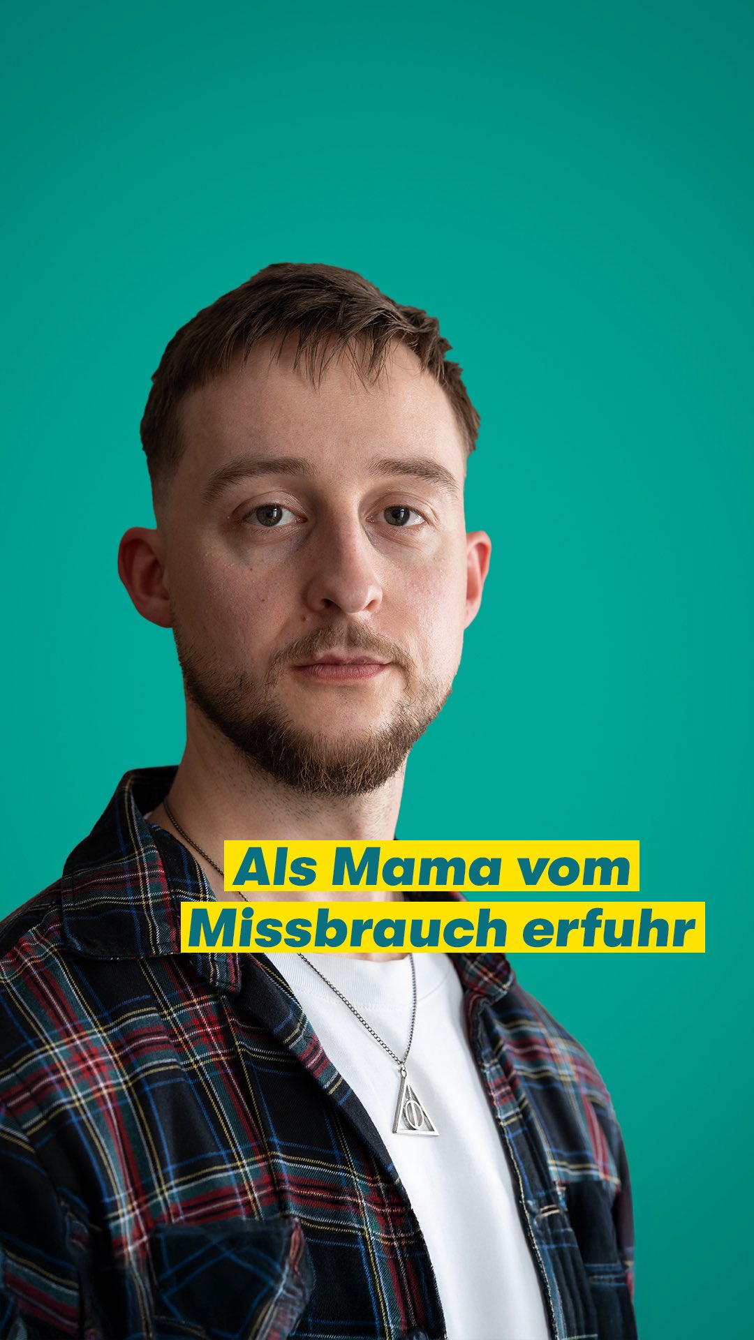 Als Kind wird Philipp durch einen Bekannten seines Vaters missbraucht. Erst als seine Mutter nachfragt und Philipp sich ihr anvertraut, sorgt sie dafür, dass er nie wieder zu dem Täter muss.   
Du hast einen Verdacht auf Missbrauch? So sprichst du ein Kind an und gewinnst Vertrauen:  
❌ Dräng das Kind nicht, über etwas zu sprechen, wenn es das nicht will. Es kann unter Druck geraten – zusätzlich zu dem Druck, den vielleicht ein Täter oder eine Täterin schon ausübt.  
💬 Sprich mit dem Kind auf Augenhöhe: Vermittle ihm das Gefühl, dass es wichtig ist und dass du ihm glaubst, was es erzählt.  
👂 Höre dem Kind unvoreingenommen zu. Das heißt: Versuche, eigene Erklärungen für das Verhalten des Kindes hintenanzustellen. Vermeide, das Kind mit deinen Vermutungen zu konfrontieren.  
❔ Stell dem Kind offene Fragen, wenn du ins Gespräch kommen willst. Das hilft dem Kind, mit eigenen Worten von einer Situation zu erzählen. Offene Fragen sind zum Beispiel: Wie geht es dir? Magst du mir erzählen, was dich belastet? Was hast du zusammen mit der Person erlebt?  
💡 Wichtig ist: Vermutlich musst du öfter mit dem Kind sprechen. Gehe nicht davon aus, dass du nur einmal sagen musst: „Ich mach mir Sorgen um dich.“ – und dann erzählt das Kind. Wenn es auf erste Fragen nicht antwortet, heißt das nicht, dass da nichts ist.  
Die meisten Taten passieren in direkter Nähe, durch Menschen, die die Kinder gut kennen: in der Familie, in der Nachbarschaft oder im Verein. Deswegen ist es wichtig, den Gedanken zuzulassen, dass Missbrauch auch im eigenen Umfeld passieren kann. Kinder können sich nicht alleine schützen – Erwachsene müssen sich informieren. Auch ohne Verdachtsfall.    
👉Gehe für mehr Infos auf nicht-wegschieben.de   
 
Im Video 
Philipp: @doublep96  
 
Mehr zu seiner Geschichte auf @missbrauchsbeauftragte.  

#GemeinsamGegenMissbrauch #NichtWegschieben #UBSKM #BMBFSFJ #SexualisierteGewalt #Kinderschutz #Missbrauch #SexuellerMissbrauch #SexuelleGewalt #Täterstrategien #Eltern #Verantwortung #KinderSchützen #LebenMitKindern #Kleinkind #Vorschulkind #Kindergarten #Schulkind #Aufklärung #ElternWissen #MomLife #DadLife #Prävention #Aufklärung