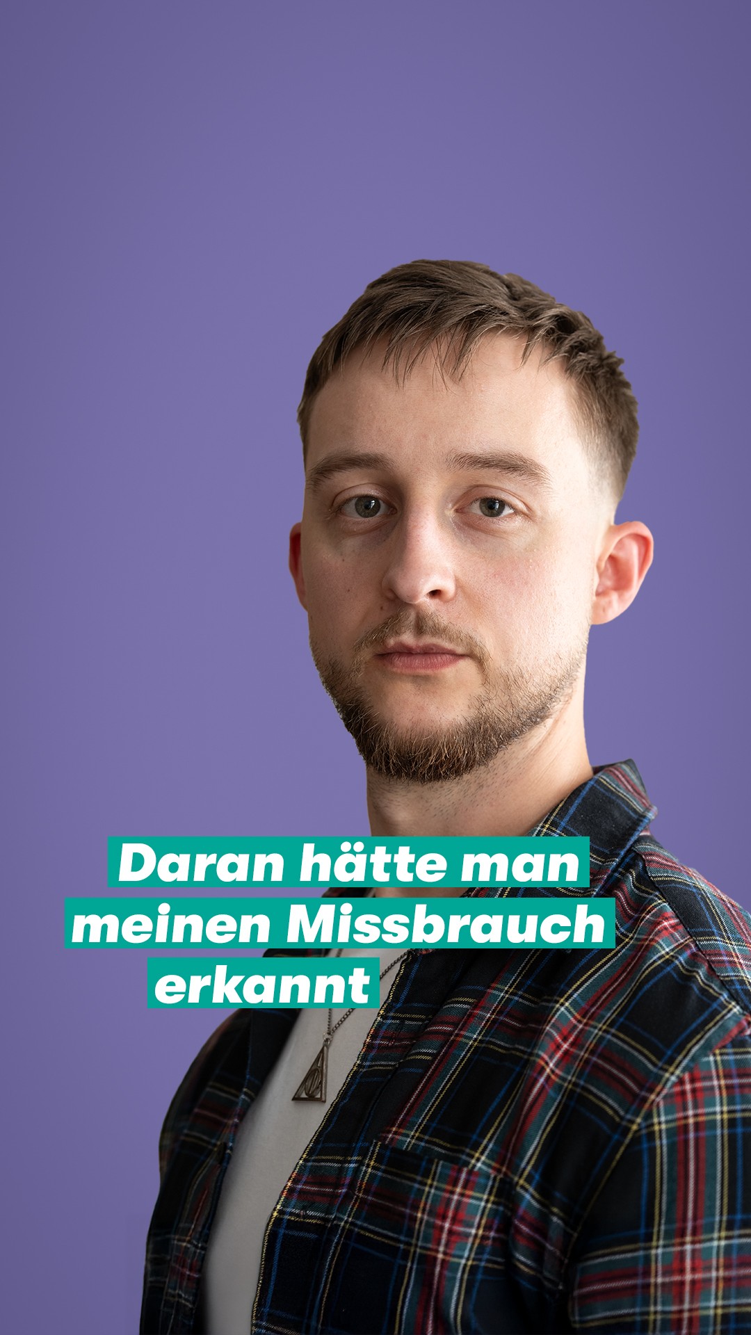 Philipp wurde als Kind missbraucht. Der Täter war ein Bekannter seines Vaters. Obwohl Philipp sich anders verhielt und auch körperliche Anzeichen zeigte, kam niemand auf die Idee, dass der Grund dafür Missbrauch sein könnte. 

Nur selten haben Kinder Verletzungen, die eindeutig auf sexuellen Missbrauch hinweisen. Es gibt auch nicht immer konkrete Merkmale oder Signale, die in jedem Fall auftreten und eindeutige Hinweise sind. Kinder reagieren sehr unterschiedlich auf so eine belastende Erfahrung: 

👉 Einige Kinder werden sehr ängstlich und ziehen sich zurück. 

👉 Andere teilen aus, tun anderen weh, um ihre Ohnmachtserfahrung auszugleichen. 

👉Manche lassen in ihren schulischen Leistungen nach, andere steigern sie auffällig, weil sie wenigstens einen Lebensbereich ohne Probleme haben wollen. 

👉 Viele Kinder und Jugendliche werden krank: Sie leiden beispielsweise an Kopf- oder Bauchschmerzen, entwickeln Hauterkrankungen oder schlafen nur noch schlecht. 

Wenn sich ein Kind stark verändert, sollten Erwachsene immer aufmerksam sein. Alle diese Auffälligkeiten können selbstverständlich auch andere Ursachen haben. 

💡 Wichtig ist, dass Eltern und andere Erwachsene sexuelle Gewalt überhaupt als mögliche Ursache mitdenken und ein ungutes Bauchgefühl ernst nehmen. Nur so können Kinder und Jugendliche, die sexueller Gewalt ausgesetzt sind, auch erkannt und bemerkt werden. 

Du willst mehr erfahren? Auf nicht-wegschieben.de kannst du kostenfrei Infohefte zum Thema bestellen: 

🔎 Wie kann ich mit Kindern über sexuelle Gewalt sprechen? 

🔎 Was tun, um Kinder vor sexueller Gewalt zu schützen? 

Kinder können sich nicht alleine schützen – schieb deine Verantwortung nicht weg! 

Im Video 
Philipp: @doublep96 

Mehr zu seiner Geschichte auf @missbrauchsbeauftragte 

#GemeinsamGegenMissbrauch #NichtWegschieben #UBSKM #BMBFSFJ #SexualisierteGewalt #Kinderschutz #Missbrauch #SexuellerMissbrauch #SexuelleGewalt #Täterstrategien #Eltern #Verantwortung #KinderSchützen #LebenMitKindern #Kleinkind #Vorschulkind #Kindergarten #Schulkind #Aufklärung #ElternWissen #MomLife #DadLife #Prävention #Aufklärung
