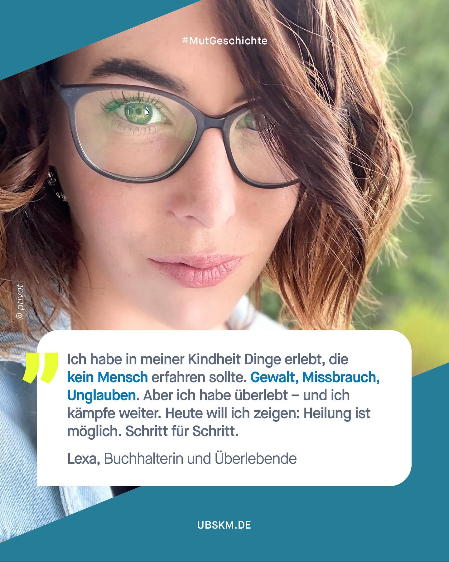 !B Content Note (CN) Sexueller Missbrauch. Diese Inhalte können belastend und retraumatisierend wirken.

Als Kind wird Lexa von einem Familienmitglied schwer missbraucht. Ihre Mutter glaubt, sie wird dort in den Ferien unbeschwerte Tage verbringen, doch stattdessen beginnt eine Zeit voller Gewalt und Angst. Über mehrere Jahre geschieht das, immer wieder. Lexa fühlt sich allein mit dem Schmerz, den niemand sieht.

Wut wird zu ihrem Schutzschild. Niemand versteht, was hinter ihrem Verhalten steckt. Als sie endlich versucht, über das Erlebte zu sprechen, wird ihr nicht geglaubt. Erst nach vielen Anläufen wird sie ernst genommen, doch die Befragungen sind hart, die Ermittlungen lassen sie erneut zerbrechen. Ein Verfahren folgt, aber ein Gefühl von Gerechtigkeit bleibt aus, da der Täter nicht für alle Taten bestraft wird.

Statt Zuwendung gibt es Strafen, Heimaufenthalte und das Gefühl, nirgends dazuzugehören.
Trotz allem sucht Lexa weiter nach Halt. Sie erlebt Enttäuschungen in der Therapie, fühlt sich oft im Stich gelassen – von den Menschen, die eigentlich helfen sollen. Mit 18 Jahren steht sie ohne Zuhause da, kämpft sich jedoch Schritt für Schritt zurück ins Leben. Unterstützung findet sie schließlich bei Menschen, die sie nicht aufgaben.

Heute blickt Lexa nach vorn. Sie hat zwei Ausbildungen abgeschlossen, sich ein neues Leben aufgebaut und kämpft weiter für bessere Hilfestrukturen für Betroffene. Die Arbeit auf Musik-Festivals bringt ihr wieder Freude und Zuversicht in ihr Leben. Auch wenn Heilung Zeit braucht, hat sie gelernt: Stärke bedeutet nicht, keine Narben zu haben, sondern trotz allem weiterzugehen.

Wir danken dir, @lexas.mind Dafür, dass du nicht aufgibst und jeden Tag weiterkämpfst.
 
#GemeinsamGegenMissbrauch #KeinKindAlleineLassen #Missbrauchsbeauftragte #SexuelleGewalt #MutMachen #SchweigenBrechen #Mutgeschichte
