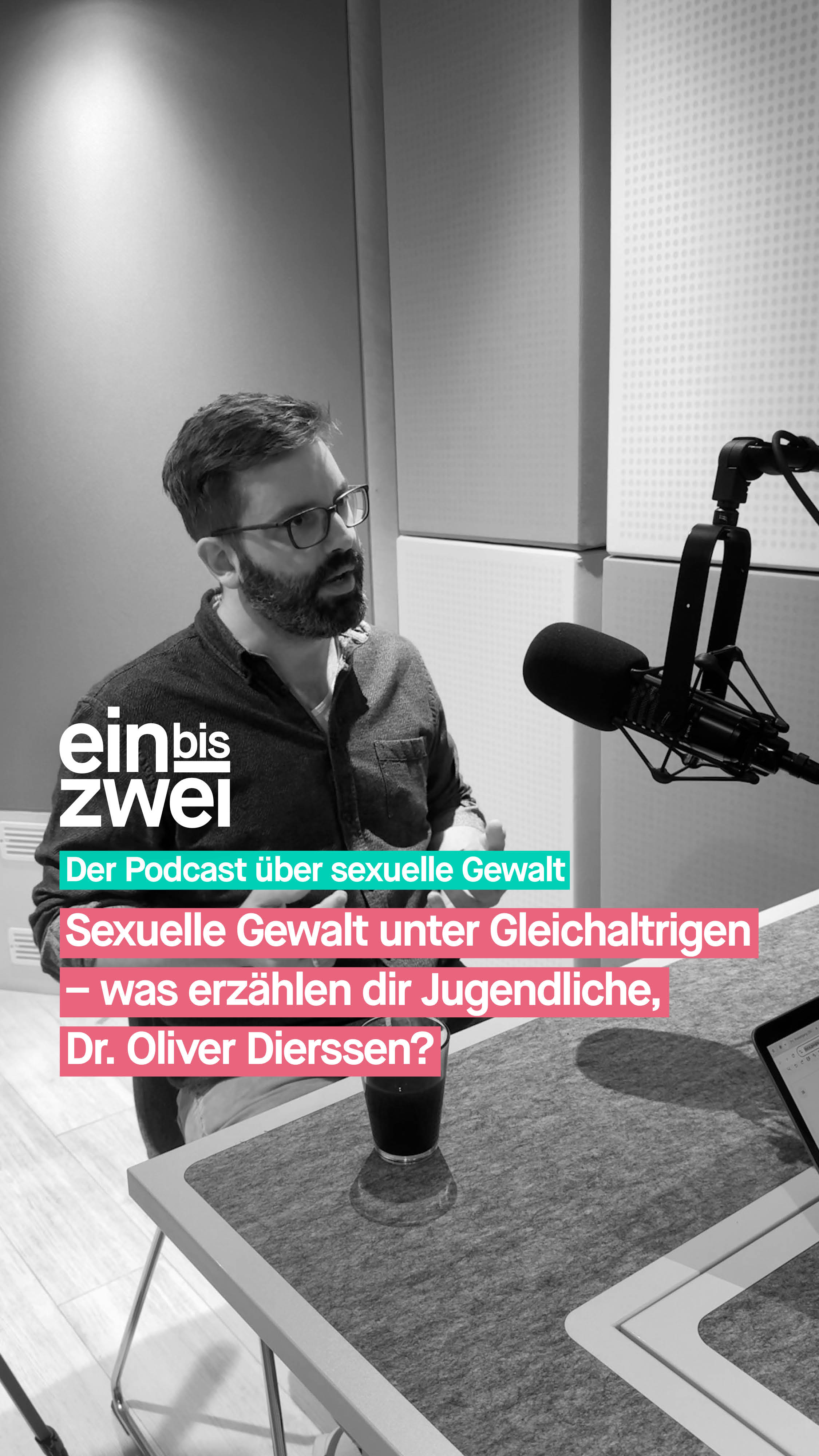 Ein Nacktbild per Snapchat, anzügliche Nachrichten bei WhatsApp, eine unangenehme Situation auf der Schultoilette oder Übergriffe auf Partys: Sexuelle Gewalt unter Jugendlichen passiert häufiger, als viele denken und Täter und Täterinnen sind eben auch Mitschüler*innen, Freund*innen oder andere Jugendliche aus dem Sportverein oder dem Jugendclub. 

Das beobachtet auch Oliver Dierssen in seiner Praxis im Raum Hannover. Seit vielen Jahren arbeitet der Psychiater mit Kindern und Jugendlichen. Von sexueller Gewalt betroffen sind meistens Mädchen, während Jungen häufiger Täter sind. 

Zu Oliver Dierssen kommen Mädchen, die psychisch stabil waren und plötzlich Ängste entwickeln, schlecht schlafen oder depressive Symptome zeigen. Im Laufe der Gespräche wird dann manchmal klar, dass sie sexuelle Gewalt erlebt haben, durch andere Minderjährige, durch ihre Peers. Dierssen sagt, dass übergriffiges Verhalten schon früh entstehen könne. Viele Jugendliche hätten kaum eine Vorstellung davon, wie ein angemessener Umgang mit Nähe, Grenzen oder Sexualität überhaupt aussieht. Gleichzeitig beobachtet er aber auch, dass das Thema sichtbarer geworden ist. Jugendliche seien heute stärker sensibilisiert und würden häufiger über erlebte Übergriffe sprechen als noch vor einigen Jahren. Wie er mit Jugendlichen arbeitet, die sexuelle Gewalt durch Gleichaltrige erlebt haben, erzählt er uns. 

🎧 Erfahrt mehr in der aktuellen Folge von #einbiszwei. 
🔗 ubskm.de/folge153 
Den Link findet ihr in unserer Bio.
 
#UBSKM #Podcast #GemeinsamGegenMissbrauch #Missbrauchsbeauftragte