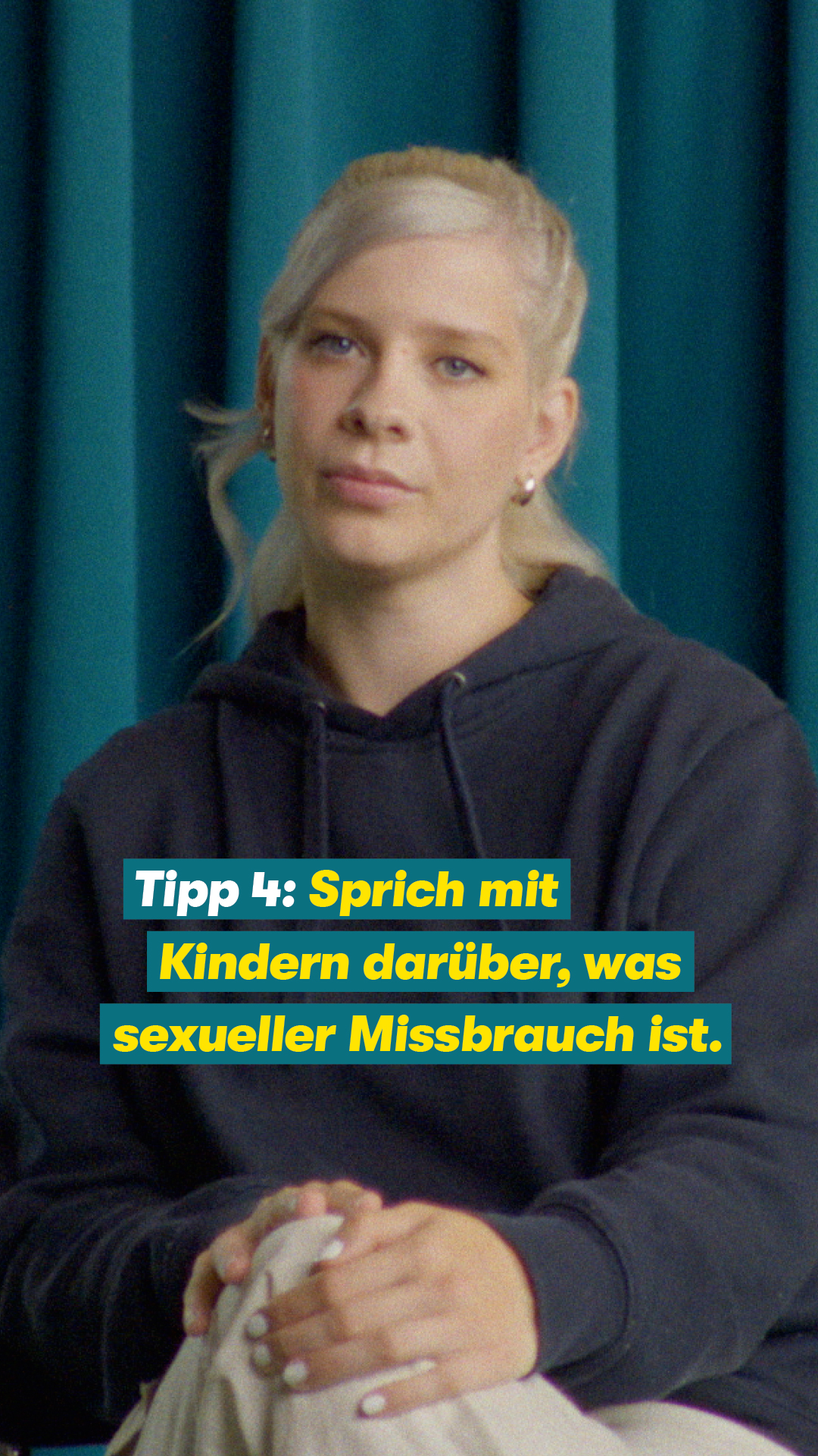 „Ich wusste damals nicht, was mit mir passiert – niemand hat darüber gesprochen.“ Katha Rosa dachte als Kind, dass, was der Täter mit ihr macht, wäre normal – weil niemand mit ihr darüber gesprochen hatte, dass Sexualität und sexuelle Gewalt nicht das Gleiche sind. 

💡 Tipp 04: Sprich mit Kindern darüber, was sexueller Missbrauch ist. 

👉 Sag, dass es Menschen gibt, die Kindern wehtun wollen – und dass das verboten ist. Mach Kindern klar: Sie dürfen dir immer alles sagen, ohne Angst zu haben, dafür bestraft zu werden. Ein Satz kann reichen, um ein Kind zu stärken. 

🤳 Jetzt kostenlos zum Messenger-Kurs anmelden und alle 7 Tipps direkt aufs Smartphone bekommen! nicht-wegschieben.de/kurs

✉️ Wenn du selbst Hilfe brauchst: schreib-ollie.de – die Online-Beratung für Kinder und Jugendliche. 

#NichtWegschieben #7TippsGegenMissbrauch #ZuhörenRettet #Kinderschutz #TuWas #ElternTipps #Missbrauchsbeauftragte #UBSKM #BMBFSFJ