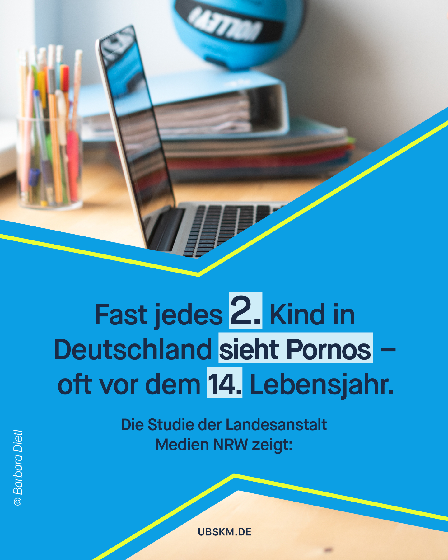 !B 📱 Für viele Jugendliche beginnt Auseinandersetzung mit Sexualität am Smartphone: Fast die Hälfte hat Pornos gesehen, mehr als die Hälfte davon vor ihrem 14. Lebensjahr. Nur ein Viertel versteht sie als unrealistisch und über ein Drittel will Inhalte nachahmen. Eine aktuelle Studie aus 2025 macht deutlich, wie stark pornografische Inhalte schon früh Verhalten und Normvorstellungen beeinflussen.
📍 Die Landesanstalt für Medien NRW erhebt seit 2023 jährlich in einer repräsentativen Befragung von rund 3.000 Kindern und Jugendlichen im Alter von 11 bis 17 Jahren deren Erfahrungen mit Pornografie und Sexting, um Nutzungsverhalten, Risiken und Entwicklungsfolgen systematisch zu analysieren.
#MissbrauchsBeauftragte #NoFunFact #DigitaleAufklärung