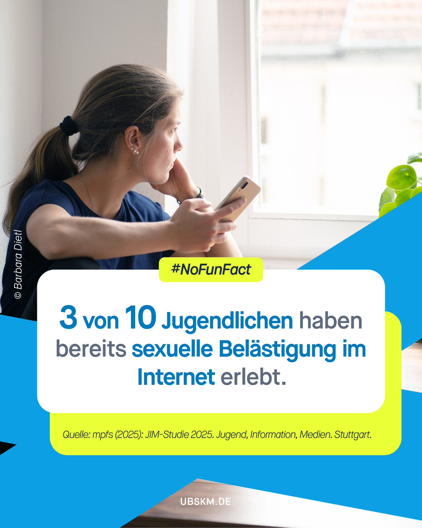 !B Kinder und Jugendliche verbringen heute rund viereinhalb Stunden täglich am Smartphone.📱 Was sie dort erleben, bleibt Erwachsenen oft verborgen.
🚨 Täter und Täterinnen nutzen Chats, Games und soziale Plattformen, um junge Menschen zu kontaktieren, zu manipulieren oder unter Druck zu setzen – häufig, ohne dass Eltern es bemerken.
Um Kinder und Jugendliche zu schützen, müssen wir auch ihren digitalen Alltag im Blick behalten. Mehr Infos zum Online-Verhalten junger Menschen findet ihr in der aktuellen JIM-Studie.
Bei Sorgen oder Verdacht hilft das Hilfe-Telefon Sexueller Missbrauch: 0800 22 55 530 (Mo, Mi, Fr 9–14 Uhr; Di, Do 15–20 Uhr) oder die Online-Beratung 📎 schreib-ollie.de.
#Missbrauchsbeauftragte #NoFunFact #JIMStudie
