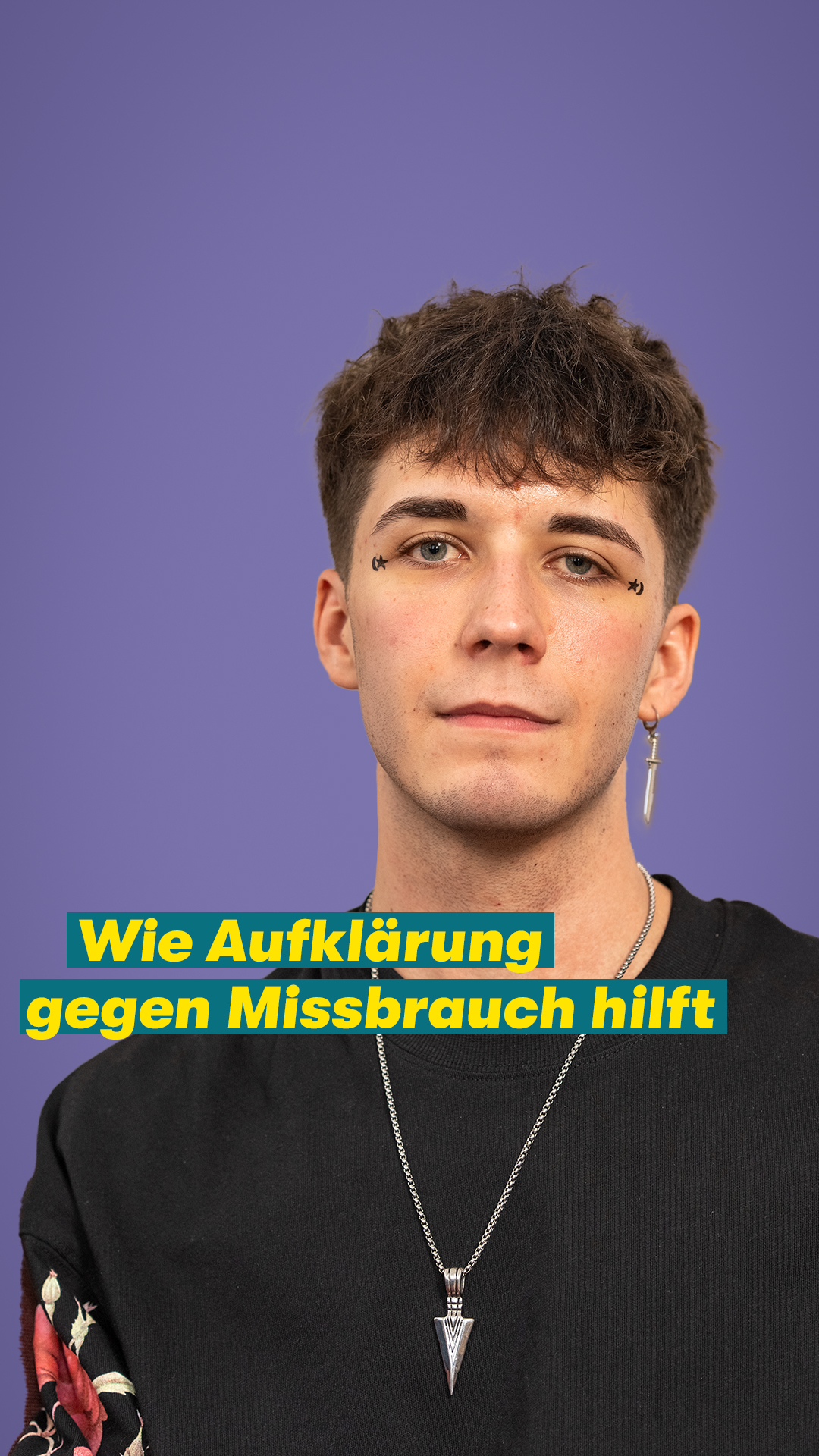 Warum solltest du mit Kindern über sexualisierte Gewalt sprechen? 

❗Statistisch gesehen gibt es ein bis zwei Kinder pro Schulklasse, die sexuelle Gewalt erleben.  

Auch Philipp, Lyann, Christina und Noah wurden in ihrer Kindheit missbraucht – und wünschen sich heute mehr Aufklärung, damit Kinder und Jugendliche besser geschützt werden. 

Wie du mit Kindern über das Thema Missbrauch sprechen kannst: 

💬 Sprich klar mit deinem Kind: Sag, was Missbrauch ist – ohne Andeutungen. Du kannst sagen: „Manche Erwachsenen oder Jugendlichen fassen Kinder an Stellen an, an die sie nicht fassen dürfen – wie Po, Penis, Vulva oder Brust. Oder sie wollen Nacktfotos – auch das ist verboten.” 

😟 Keine Panik machen: Zu viele Warnungen machen Kindern Angst. Offene Kommunikation und Vertrauen schützen besser als Angstmacherei. 

🚫 Regeln? Ja, aber sei nicht zu streng: Auch wenn dein Kind eine Regel mal nicht einhält – mach klar, dass es keine Angst haben muss und dir trotzdem alles erzählen kann.  

💥 Wut im Griff: Zu viel Abscheu von Erwachsenen gegenüber Tätern und Täterinnen macht Kindern Angst. Versuche, ruhig zu bleiben, damit sie dir vertrauen.   

❤️ Rede nicht über Missbrauch und gleichzeitig über Sexualaufklärung, damit Kinder nicht den Eindruck bekommen, beides gehört zusammen. Gut ist es, wenn du mit deinem Kind über Themen wie Sexualität, Liebe und den eigenen Körper sprichst, am besten eingebaut in alltäglichen Situationen (bitte keine extra einberufenen Küchentischgespräche). Kinder sollten diese Themen positiv als etwas ganz Normales und unbeschwert kennenlernen. 

Sprich erst dann über sexuellen Missbrauch, wenn du den Eindruck hast, sie haben Sexualität positiv kennengelernt. 

Noch mehr Tipps auf 👉 nicht-wegschieben.de  

Im Video:  
Phillipp @doublep96    
Lyann @dandelion__oblivion    
Christina @heimisch.werden 
Noah @noah_dejanovic   

Mehr zu ihren Geschichten auf unserem Kanal @missbrauchsbeauftragte 

#GemeinsamGegenMissbrauch #NichtWegschieben #UBSKM #BMBFSFJ #SexualisierteGewalt #Kinderschutz #Missbrauch #SexuelleGewalt #TäterStrategien #Eltern #Verantwortung #KinderSchützen #LebenMitKindern #Aufklärung #Elternwissen #MomLife #DadLife