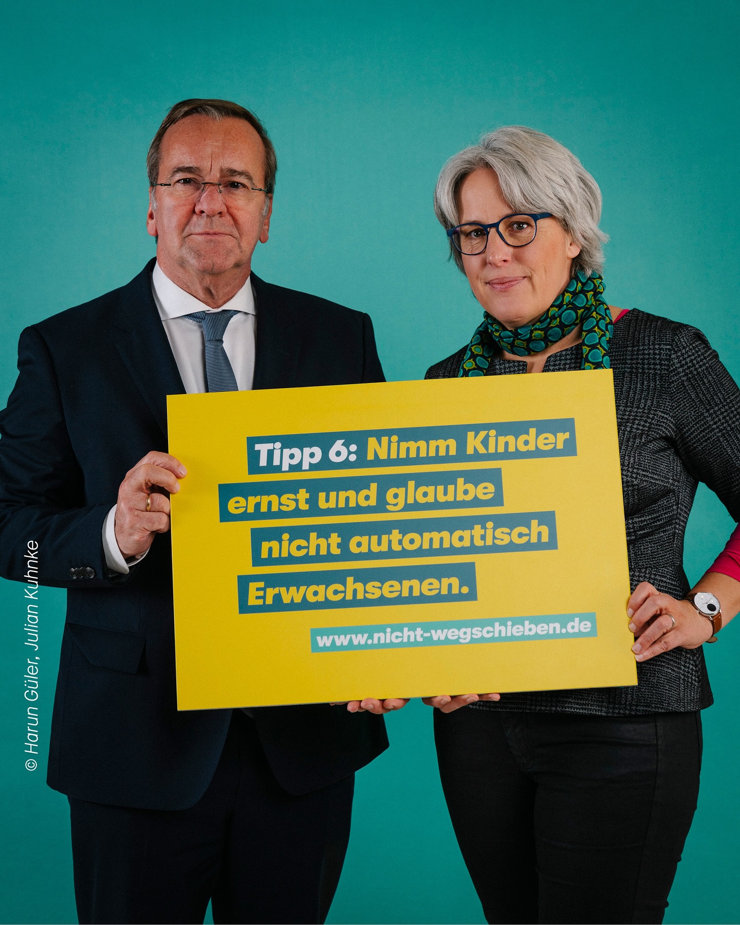 !B „Schieb deine Verantwortung nicht weg!“ – das haben über 100 Bundestagsabgeordnete gemeinsam mit der #Missbrauchsbeauftragten der Bundesregierung @kerstinclaus.rlp gesagt. Mit dabei waren bspw. 
@boris.pistorius, @toni_hofreiter, @britta.hasselmann, Stefanie Hubig, @saskiaesken, @lamyakaddor, @dorobaer, @fbanaszak, Hubertus Heil, @konstantinnotz, @michaelhose, @nouripour, @martin.plum.cdu, @stueweru, @saschavanbeek, @nykeslawik, @daniela.rump, @simone.fischer0711, @silvia_breher, @ulle_schauws. 

Schieb auch du deine Verantwortung nicht weg. Wir alle können etwas tun. 

📎 Mehr zu den 7 Tipps gegen sexuelle Gewalt und alle Materialien findest du auf nicht-wegschieben.de 

#NichtWegschieben #7TippsGegenMissbrauch #TuWas #Kinderschutz #ZuhörenRettet #ElternTipps #GemeinsamGegenMissbrauch #EndChildSexAbuseDay #UBSKM #BMFSFJ #KinderSchutz