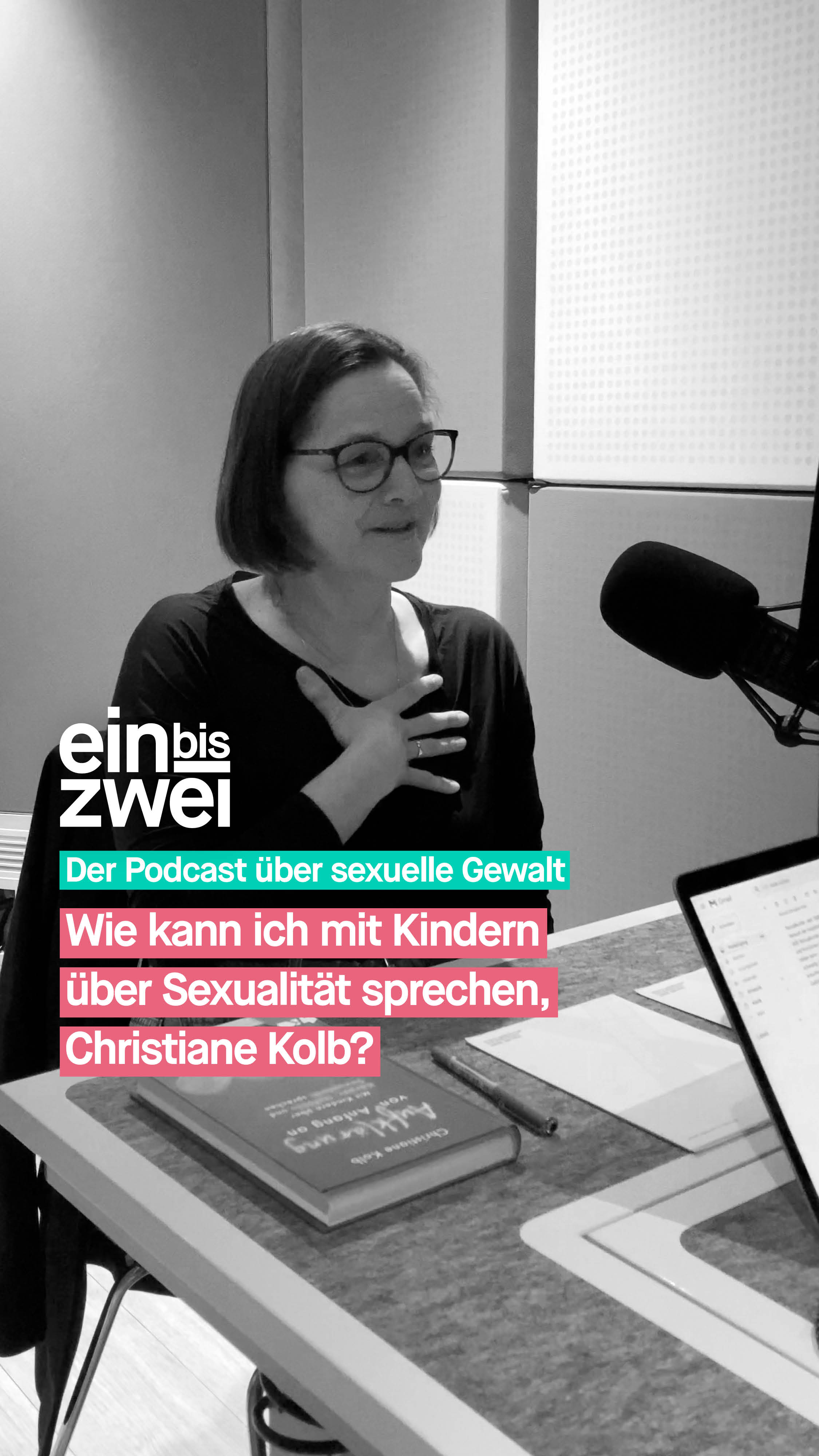 Sexualkunde – seit 1968 ist „Aufklärungsunterricht” an deutschen Schulen per Gesetz vorgeschrieben. „Wertneutral” und „ohne jeglichen Versuch der Indoktrinierung” soll der Unterricht sein und sich altersgemäß durch mehrere Klassenstufen ziehen. Das sagt nicht viel darüber aus, WIE Sexualkunde unterrichtet wird, noch immer gibt es eher lustlose Ansätze, die vor allem Verhütung thematisieren und mit Hilfe von Bananen und Kondomen anschaulich machen wollen.  Dabei ist spätestens seit der Serie „Sex Education” klar, dass Sexualkunde so viel mehr bieten kann – wenn es gelingt, den richtigen Ton im Gespräch mit Kindern oder Jugendlichen zu treffen. Aber warum ist es eigentlich so schwierig, über Sexualität zu sprechen? 

Christiane Kolb, studierte Sexualwissenschaftlerin, arbeitet frei in der sexuellen Bildung und Beratung für Eltern und ist Mitarbeiterin in der Stabsstelle Prävention – Fachstelle gegen sexualisierte Gewalt der Nordkirche. Für alle, die sich um Kinder kümmern, hat sie die Bücher „Aufklärung von Anfang an – Mit Kindern über Körper, Gefühle und Sexualität sprechen“ (Kösel-Verlag) und „Queere Kinder – Eine Orientierungshilfe für Familien von LGBTQIA+ -Kindern und -Jugendlichen“ (Beltz-Verlag, mit Co-Autorin Verena Carl) geschrieben. Ihr liegt besonders am Herzen, das so genannte „Aufklären“ einfacher für Eltern, die Kindern Sicherheit und Selbstbewusstsein rund um den Körper und die Gefühle vermitteln können, zu machen. Gerade bei den Herausforderungen der sexuellen Entwicklung, bei von Stereotypen und medial geprägten Vorbildern. Denn für viele kompliziert scheinende Fragen gibt es gute Antworten! Welche das sind, erzählt Christiane Kolb bei #einbiszwei.

🎧 Erfahrt mehr in der aktuellen Folge von einbiszwei.

🔗 ubskm.de/folge142 
Den Link findet ihr in unserer Bio. 

#UBSKM #Podcast #GemeinsamGegenMissbrauch #Missbrauchsbeauftragte