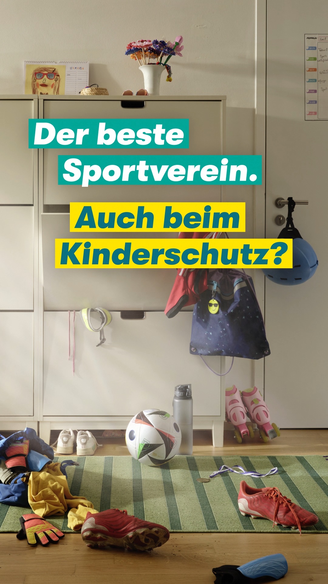 Sexuelle Gewalt kann es auch überall dort geben, wo sich Kinder aufhalten und wo sie Erwachsenen anvertraut sind.
Unser Tipp 7️⃣: Frag in Vereinen, Schule und Kita nach, wie Kinder dort vor sexueller Gewalt geschützt werden.
Gibt es im Verein Regeln, wie Erwachsene die persönlichen und körperlichen Grenzen von Kindern und Jugendlichen achten sollen? Oder werden die Mitarbeitenden der Einrichtung zum Thema sexuelle Gewalt fortgebildet? Wichtige Fragen, die nicht unter den Teppich gekehrt werden sollten.
Vielleicht hast du Bedenken, dass man dich für misstrauisch und übervorsichtig hält, wenn du nachfragst. Aber für manche Einrichtungen, wie zum Beispiel Kitas und andere Einrichtungen der Jugendhilfe, sind Schutzkonzepte sogar rechtlich verpflichtend.
Wichtig: Es geht nicht um ein generelles Misstrauen. Aber blindes Vertrauen ist keine Lösung – denn das ist das Beste, was Tätern und Täterinnen passieren kann.
Weitere Tipps und Infos zum Beispiel in unserem Heft 5️⃣: Kita, Schule, Sportverein Wie kann ich nach Schutz vor sexueller Gewalt fragen? Auf 🔗 nicht-wegschieben.de
#NichtWegschieben #Kinderschutz #UBSKM #ElternTipps