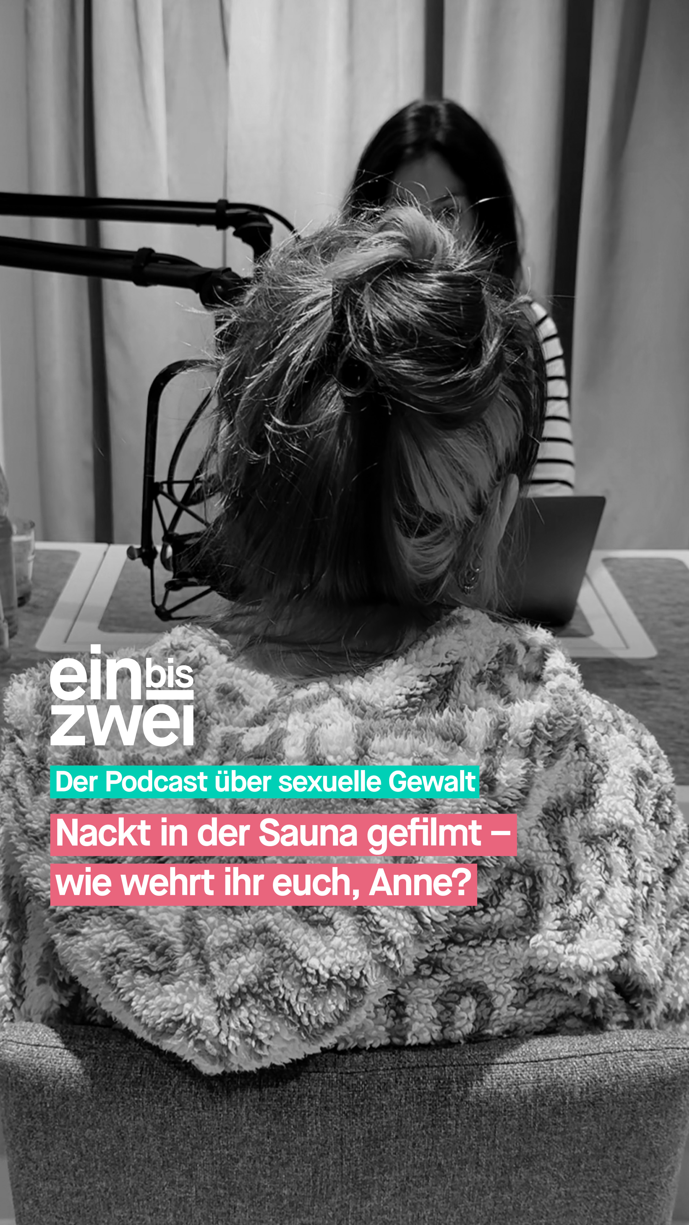 Endlich passiert was! So kann man wohl zusammenfassen, was viele Frauen momentan denken, nachdem Collien Fernandes öffentlich gemacht hat, was ihr passiert ist – digitale sexuelle Gewalt, sogenannte Deep Nudes. Die Solidarität mit ihr ist riesig und die Debatte hat nun endlich auch die Politik erreicht: Deepfakes und sogenannter digitaler Voyeurismus sollen jetzt strafbar werden.

Eine Frau, die auch digitale sexuelle Gewalt erlebt hat, ist Anne. Im vergangenen Sommer war sie zusammen mit ihrer Freundin Rebecca in der Sauna – und bemerkte, dass ein Mann sie filmt – trotz Handyverbot. Die beiden erstatten Anzeige und dann passiert das Unglaubliche: Die Staatsanwaltschaft stellt die Ermittlungen ein! Begründung: moralisch verwerflich, aber nicht strafbar. Heimlich nackte Frauen in der Sauna filmen ist tatsächlich erlaubt.

Anne und Rebecca haben daraufhin 2025 eine Petition gestartet. Ihre Forderung: „Heimliche Nackt-Aufnahmen strafbar machen – Schutz vor Sauna-Voyeuren, JETZT!”. Die Petition ist sehr erfolgreich, 75.000 Menschen haben bisher unterschrieben. Und: Anfang März 2026 stimmte der Bundesrat auf Initiative von Niedersachsen und Nordrhein-Westfalen für eine Gesetzesänderung, die sexuell motivierte Bildaufnahmen strafbar machen soll.
Wie Anne und Rebecca das geschafft haben, erzählt Anne bei #einbiszwei.

Hinweis: Weil Anne nach dem Start der Petition unschöne Kommentare bekommen hat, möchte sie nicht erkannt werden.

🎧 Erfahrt mehr in der aktuellen Folge von einbiszwei.
🔗 ubskm.de/folge134
Den Link findet ihr in unserer Bio.

#UBSKM #Podcast #Missbrauchsbeauftragte