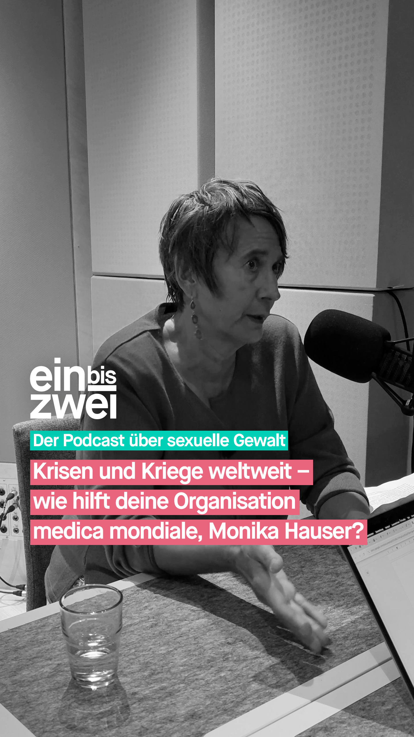 Als sie 1992 im STERN einen Artikel über die Massenvergewaltigungen von Frauen und Mädchen in bosnischen Lagern liest, beschließt Monika Hauser, dass sie helfen muss. Sie macht sich auf den Weg, was für eine junge, angehende Ärztin nicht so einfach ist. Monika Hauser kommt tatsächlich in Bosnien an – und stößt dort auf Ablehnung bei den Männern und auf Schweigen bei den Frauen. Noch mitten im Krieg eröffnet sie ein Jahr später das weltweit erste Zentrum für kriegstraumatisierte Frauen. Dies ist der Anfang von @medicamondiale, einer Organisation, die in Kriegen und Konflikten gegen sexualisierte Kriegsgewalt und für traumatisierte Frauen kämpft. 

Heute ist die Organisation weltweit tätig. Medica mondiale ist weiterhin in Südosteuropa aktiv, aber auch in Ländern wie Afghanistan und der Demokratischen Republik Kongo. Im Zentrum steht ein langfristiger, nachhaltiger Ansatz. 

Hilfe soll nicht nur in akuten Krisen- und Kriegssituationen stattfinden, sondern auch darüber hinaus. Dafür arbeitet medica mondiale mit lokalen Partnerorganisationen zusammen und hat aus der praktischen Arbeit heraus einen eigenen traumasensiblen Ansatz entwickelt. 

Grundlegend ist dabei die Perspektive, dass sexualisierte Gewalt nicht nur in Kriegszeiten passiert, sondern als Kontinuum verstanden werden muss. Frauen und Mädchen sind vor, während und nach Kriegen betroffen. Wie medica mondiale arbeitet und was sie in Kriegsgebieten erleben musste, erzählt Monika Hauser bei einbiszwei. 

🎧 Erfahrt mehr in der aktuellen Folge von #einbiszwei. 
🔗 ubskm.de/folge147 
Den Link findet ihr in unserer Bio. 

#UBSKM #Podcast #GemeinsamGegenMissbrauch #Missbrauchsbeauftragte