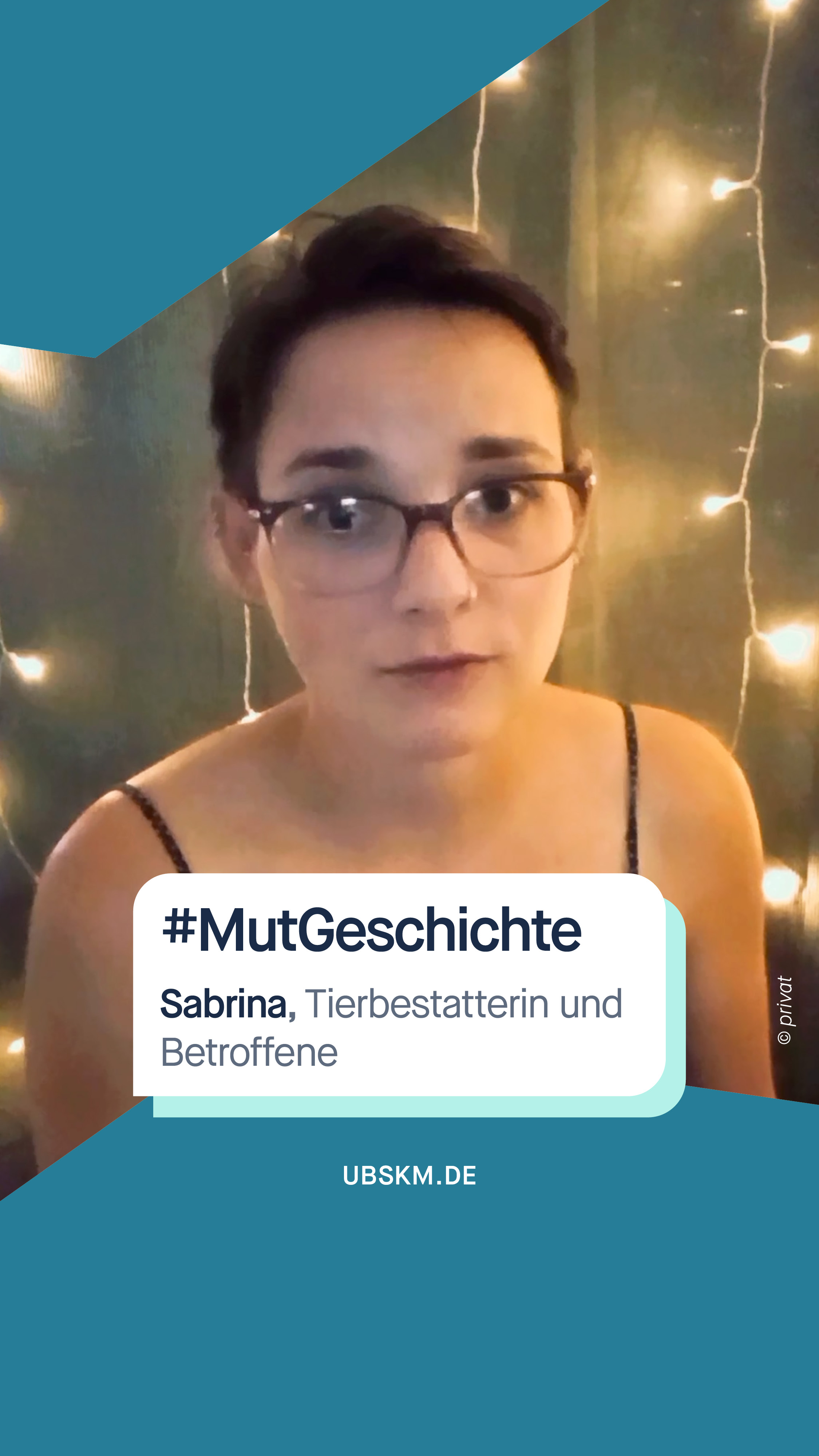 Content Note (CN) Sexueller Missbrauch. Diese Inhalte können belastend und retraumatisierend wirken. 

Jahrelang wird Sabrina in ihrer Kindheit von einem nahen Familienmitglied missbraucht. Als Kind kann sie nicht begreifen, was geschieht. Sie spürt, dass etwas zutiefst falsch ist, doch ihr „Nein“ wird nie akzeptiert. Sich zu wehren ist aussichtslos. 

Sie fühlt sich allein, niemandem kann sie sich anvertrauen. Angst lähmt sie: die Angst vor Blicken, vor Ekel und davor, dass alles noch schlimmer wird. Sabrina denkt, dass ihr nicht geglaubt wird, wenn sie sich anvertraut. Ohne einen gedanklichen Ausweg rebelliert sie. Sie schwänzt die Schule, klaut, lügt und verletzt sich selbst – ein lauter Hilfeschrei, den niemand hört oder hören will, wie sie sagt. Jahre vergehen, ohne dass sie sich sicher genug fühlt, sich anzuvertrauen. 

Sabrina wird Mutter. Als das nahe Familienmitglied sexuelle Andeutungen gegenüber Sabrinas Tochter äußert, fasst sie den Mut zur Anzeige. Die Anzeige bei der Polizei führt zu einem psychischen Zusammenbruch und retraumatisiert sie. Suizidgedanken, Klinikaufenthalt – alles kommt auf einmal hoch. Seit längerer Zeit ist sie in Therapie und arbeitet nun die Vergangenheit Stück für Stück auf. Sie will die beste Version ihrer selbst und die stärkste Mama für ihre Tochter sein. 

Sabrinas Appell ist klar: Es muss aufhören, dass die Gesellschaft wegschaut, dass man Kindern nicht glaubt oder sie als weniger wertvoll sieht. Eltern, Lehrkräfte, Familie, Nachbar*innen, Pädagog*innen sollen genauer hinschauen. 

Liebe Sabrina @chaosauf6pfoten​, wir danken dir von Herzen für deine Stärke, Offenheit und deinen Mut. 

#Missbrauchsbeauftragte #SexuelleGewalt #MutMachen #SchweigenBrechen #Mutgeschichte