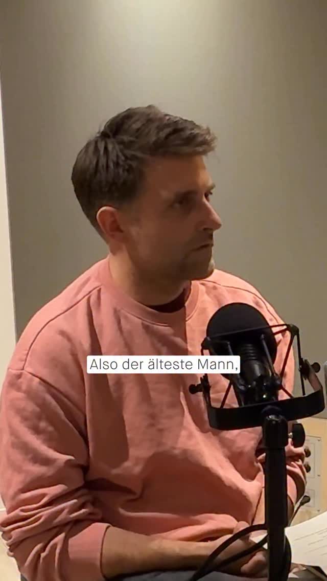 Jungen sind stark und können sich wehren? Solche Klischees haben schlimme Folgen. Zum Beispiel, dass Jungen, die sexualisierte Gewalt erleben, vor lauter Scham keine Hilfe suchen. Dass auch Jungen* Betroffene sexuellen Missbrauchs werden, ist mittlerweile zwar bekannt, aber noch längst nicht immer wirklich anerkannt. Jungen erzählen wahrscheinlich seltener von sexuellem Missbrauch, weil sie oft glauben, dass Missbrauch mit „Schwäche“ und „Ohnmacht“ in Verbindung gebracht wird. Unsere Gesellschaft erwartet von Jungen und Männern Stärke. 
 
Viele Betroffene flüchten sich in ein qualvolles Doppelleben. Sie fürchten, dass ihnen niemand glaubt – oder, dass sie zum schwachen Opfer abgestempelt werden, ausgelacht oder als schwul verhöhnt werden. Sie schämen sich. 
 
Annika Senner und Clemens Fobian von Basis Praevent, einer Beratungsstelle für von sexueller Gewalt betroffene Jungen* und Männer*, wollen diese Betroffenen auffangen und sexuelle Gewalt an Jungen* und Männern* präventiv verhindern. Indem sie männliche Betroffene und ihren Angehörigen therapeutisch beraten, Fortbildungen anbieten und Aufklärungsarbeit leisten. 
 
Wie sie das tun, welche Rolle therapeutisches Boxen dabei spielen und welche Hürden sie in ihrer Arbeit sehen, erzählen Annika Senne und Clemens Fobian bei einbiszwei. 
 
🎧 Erfahrt mehr in der aktuellen Folge von einbiszwei. 
🔗  ubskm.de/folge123
Den Link findet ihr in unserer Bio. 
 
#GemeinsamGegenMissbrauch #Missbrauchsbeauftragte #Missbrauch #UBSKM #einbiszwei #Podcast
