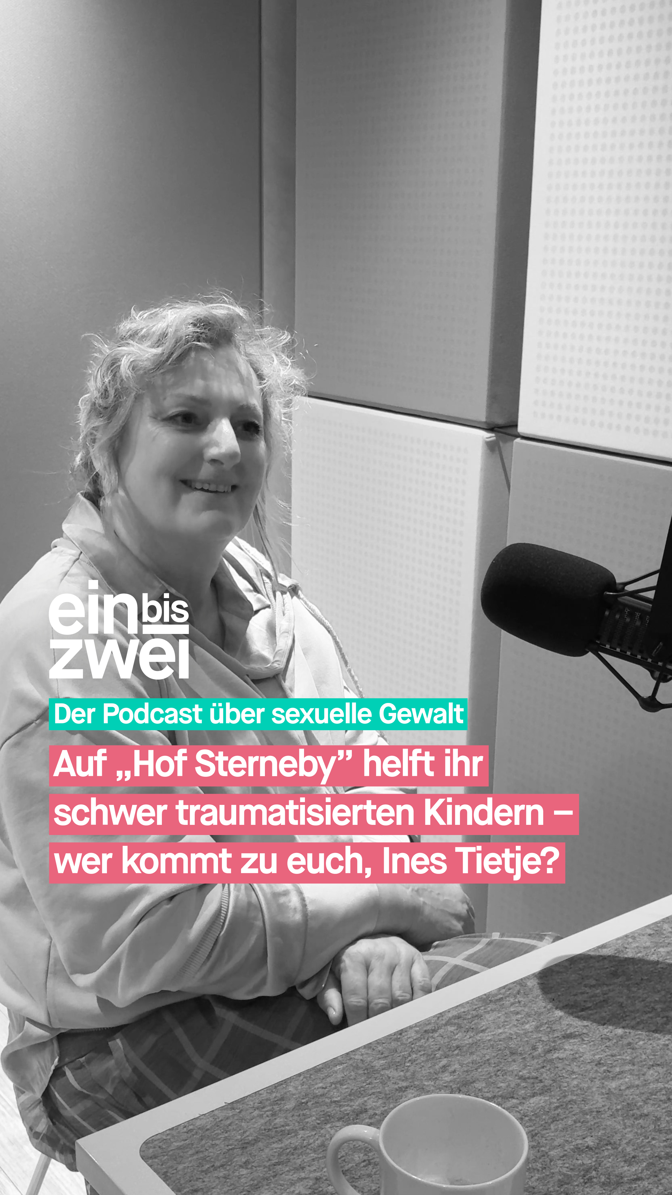 Wenn Kinder schon früh sexualisierte Gewalt erleben, sind sie meist schwer traumatisiert. Zu Hause können sie oft nicht bleiben, in der stationären Jugendhilfe fehlen oft die Kapazitäten, um die Kinder angemessen zu betreuen und zu begleiten – und so wandern sie von Einrichtung zu Einrichtung. Denn die Kinder sind meist verhaltensauffällig, teilweise auch sehr aggressiv und brauchen daher besonders viel Aufmerksamkeit. 

Um traumatisierten Kindern genau das zu bieten, hat Ines Tietje etwas Einzigartiges ins Leben gerufen: Das Kinderschutzhaus „Hof Sterneby” in Beringstedt, Schleswig-Holstein. Bis zu 10 Kinder und Jugendliche im Alter von 6-18 können hier wohnen, sie werden über Jugendämter aus ganz Deutschland vermittelt, meist haben sie schon diverse Einrichtungen hinter sich, einige kommen auch aus der Psychiatrie. Alle Kinder, die auf den Hof kommen, waren in irgendeiner Form existenzbedrohender Gewalt (emotional, eventuell auch physisch und/oder sexualisiert), Vernachlässigung und Verwahrlosung ausgesetzt, haben ein Entwicklungstrauma und meist eine chronische Traumafolgestörung - das können Entwicklungsstörungen, Verhaltensauffälligkeiten, chronische Schmerzen, Essstörungen, dissoziative Störungen sein. Einige Kinder sind depressiv, manche auch suizidal oder sie verletzen sich selbst.  Viele sind aggressiv. Betreut werden die Kinder von fast 20 Pädagog*innen – und erleben hier meistens zum ersten Mal in ihrem Leben, dass sie in Sicherheit sind. Wie das genau funktioniert auf @hofsterneby​, erzählt die Gründerin Ines Tietje bei #einbiszwei. 

🎧 Erfahrt mehr in der aktuellen Folge von einbiszwei. 
🔗 ubskm.de/folge139 
Den Link findet ihr in unserer Bio. 

#UBSKM #Podcast #GemeinsamGegenMissbrauch #Missbrauchsbeauftragte