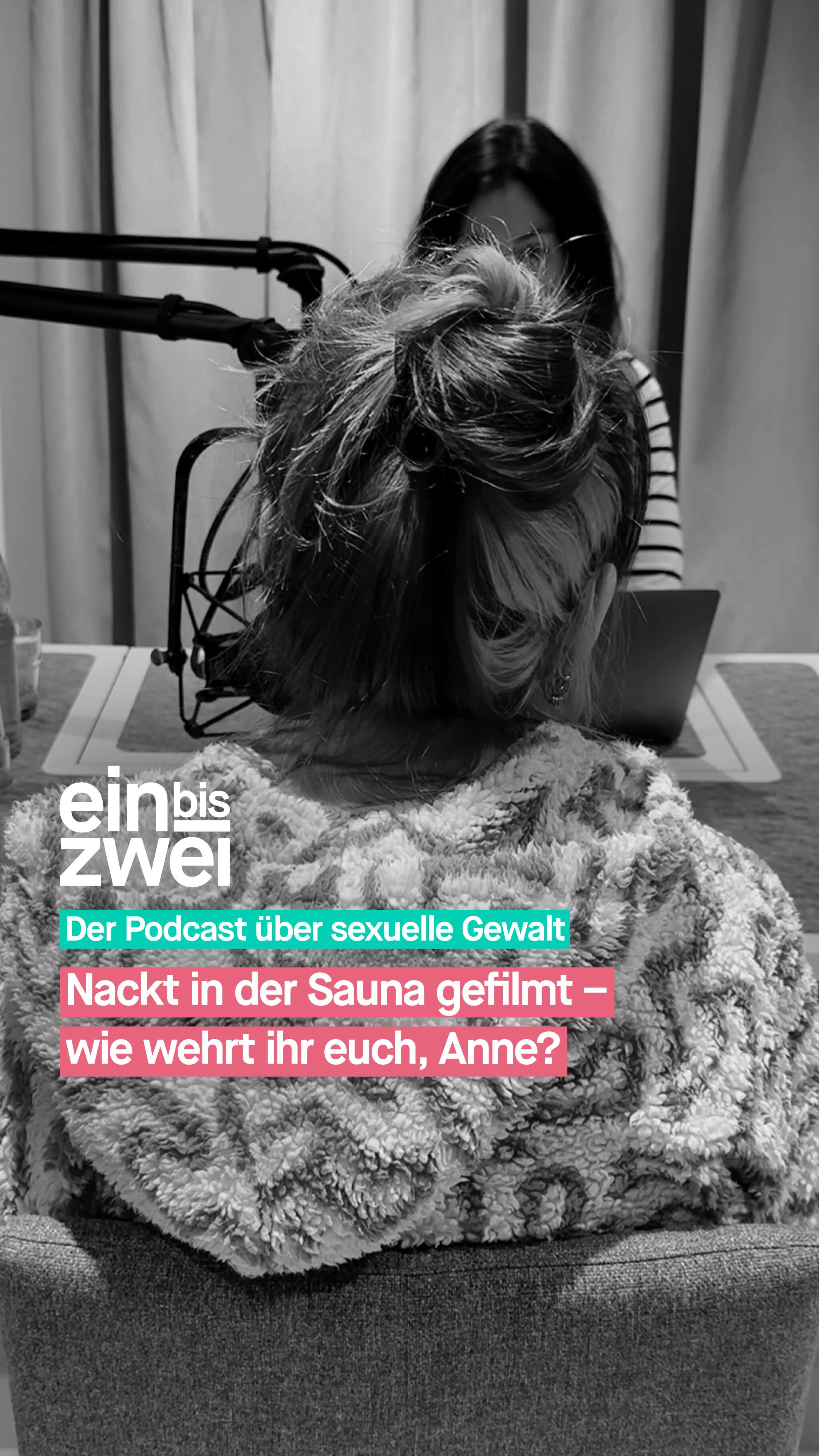 Endlich passiert was! So kann man wohl zusammenfassen, was viele Frauen momentan denken, nachdem Collien Fernandes öffentlich gemacht hat, was ihr passiert ist – digitale sexuelle Gewalt, sogenannte Deep Nudes. Die Solidarität mit ihr ist riesig und die Debatte hat nun endlich auch die Politik erreicht: Deepfakes und sogenannter digitaler Voyeurismus sollen jetzt strafbar werden. 
 
Eine Frau, die auch digitale sexuelle Gewalt erlebt hat, ist Anne. Im vergangenen Sommer war sie zusammen mit ihrer Freundin Rebecca in der Sauna – und bemerkte, dass ein Mann sie filmt – trotz Handyverbot. Die beiden erstatten Anzeige und dann passiert das Unglaubliche: Die Staatsanwaltschaft stellt die Ermittlungen ein! Begründung: moralisch verwerflich, aber nicht strafbar. Heimlich nackte Frauen in der Sauna filmen ist tatsächlich erlaubt. 
 
Anne und Rebecca haben daraufhin 2025 eine Petition gestartet. Ihre Forderung: „Heimliche Nackt-Aufnahmen strafbar machen – Schutz vor Sauna-Voyeuren, JETZT!”. Die Petition ist sehr erfolgreich, 75.000 Menschen haben bisher unterschrieben. Und: Anfang März 2026 stimmte der Bundesrat auf Initiative von Niedersachsen und Nordrhein-Westfalen für eine Gesetzesänderung, die sexuell motivierte Bildaufnahmen strafbar machen soll. 
Wie Anne und Rebecca das geschafft haben, erzählt Anne bei #einbiszwei. 
 
Hinweis: Weil Anne nach dem Start der Petition unschöne Kommentare bekommen hat, möchte sie nicht erkannt werden. 
 
🎧 Erfahrt mehr in der aktuellen Folge von einbiszwei. 
🔗 ubskm.de/folge134 
Den Link findet ihr in unserer Bio. 
 
#UBSKM #Podcast #GemeinsamGegenMissbrauch #Missbrauchsbeauftragte