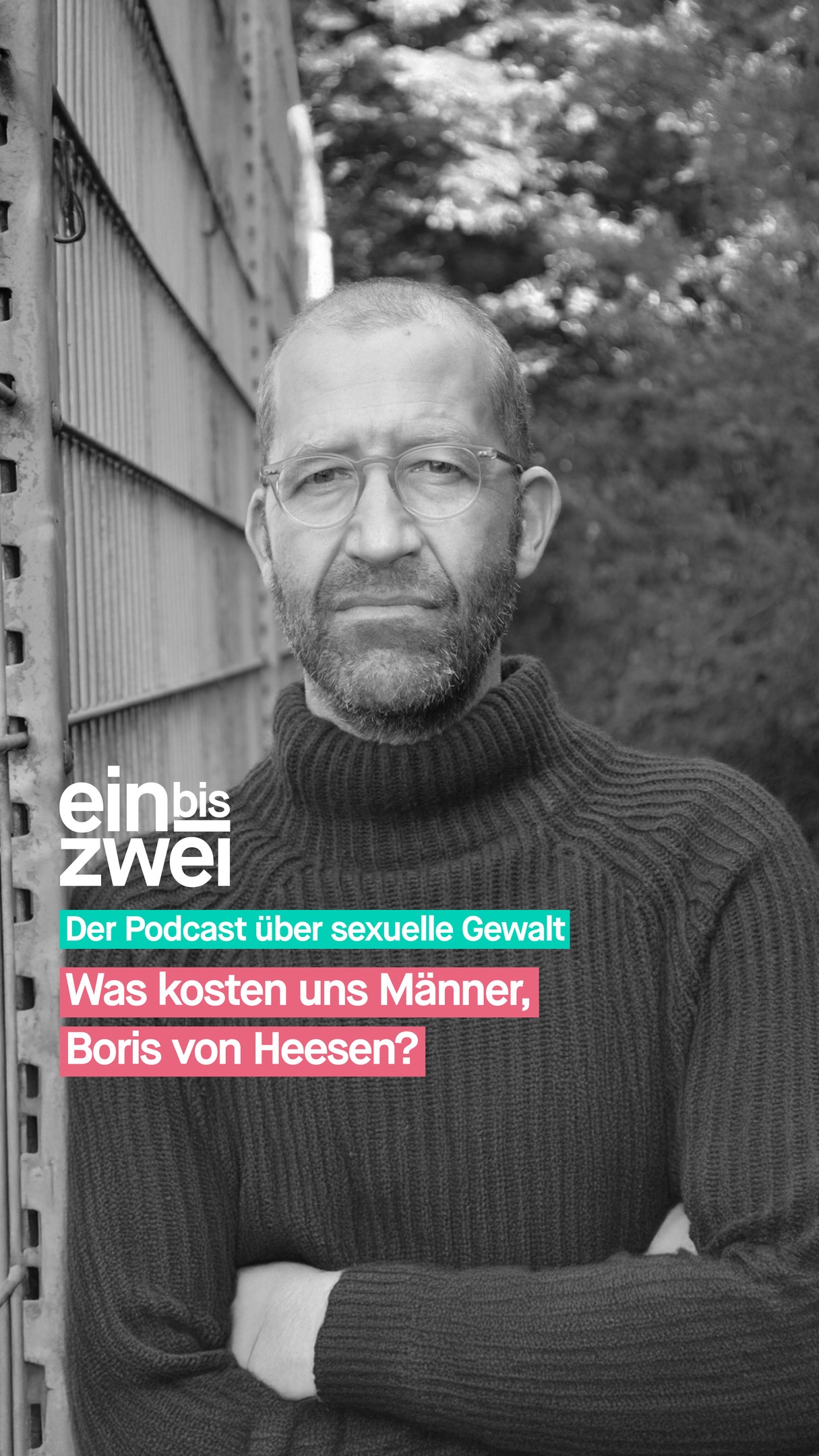 „Das Patriarchat belastet nicht nur alle Menschen in unserer Gesellschaft, es verursacht auch immense Kosten”, sagt der Wirtschaftswissenschaftler Boris von Heesen. Und kann das klar beziffern: 63,5 Milliarden kosten Männer jedes Jahr. Er hat dafür Statistiken ausgewertet, und bspw. die Kosten für Gefängnisaufenthalte, sexuelle Übergriffe, jede Menge Gewalttaten oder Wirtschaftskriminalität in seinem Buch „Was Männer kosten” zusammengetragen. 

Ihm geht es vor allem darum, auf die kolossale Schieflage in der Gesellschaft aufmerksam zu machen und auf das momentane Revival altmodische Männlichkeitsbilder, wie sie in der sogenannten „Manosphere” gefeiert werden. Die Manosphere – das sind Blogs, Foren und Online-Communities, in denen toxische Männlichkeitsbilder und Frauenfeindlichkeit ganz offen geteilt werden. Die Themen reichen von vermeintlichen „Coachings“ zur Selbstoptimierung über Ratgeber, wie man Frauen „gewinnt“, bis hin zu Vergewaltigungsfantasien. 

Allen gemeinsam ist: Männer, die in der Manosphere unterwegs sind, lehnen Gleichberechtigung ab und geben Frauen die Schuld für gesellschaftliche und ihre persönlichen Probleme. Welche Folgen haben solche Weltbilder? Was bedeuten sie für die Entwicklung junger Menschen, für unser Zusammenleben und für das Risiko von Gewalt? Mit diesen Fragen beschäftigt sich Boris von Heesen seit vielen Jahren. Darüber hinaus berät er Männer und Jungen und arbeitet unter anderem mit gewalttätigen Vätern. 

Wie Männer kostengünstiger werden könnten, erzählt Boris von Heesen bei #einbiszwei. 

🎧 Erfahrt mehr in der aktuellen Folge von einbiszwei. 

🔗 ubskm.de/folge126 
Den Link findet ihr in unserer Bio. 

#GemeinsamGegenMissbrauch #Missbrauchsbeauftragte #Missbrauch #UBSKM #Podcast