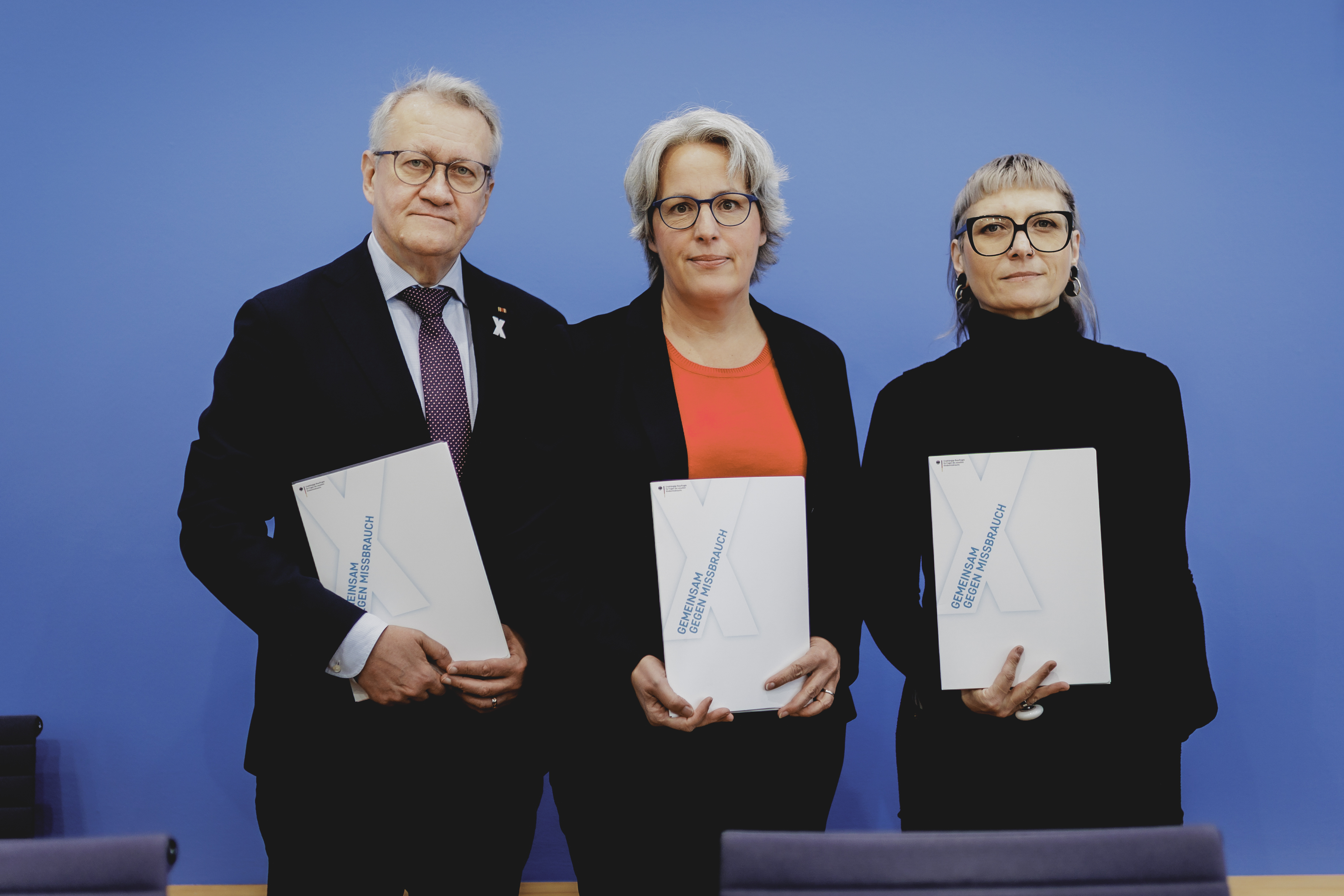 Pressekonferenz der UBSKM mit Matthias Katsch, Mitglied in der Unabhängigen Kommission zur Aufarbeitung sexuellen Kindesmissbrauchs, Kerstin Claus, Unabhängige Beauftragte für Fragen des sexuellen Kindesmissbrauchs (UBSKM) und Tamara Luding, Mitglied im Betroffenenrat der UBSKM 