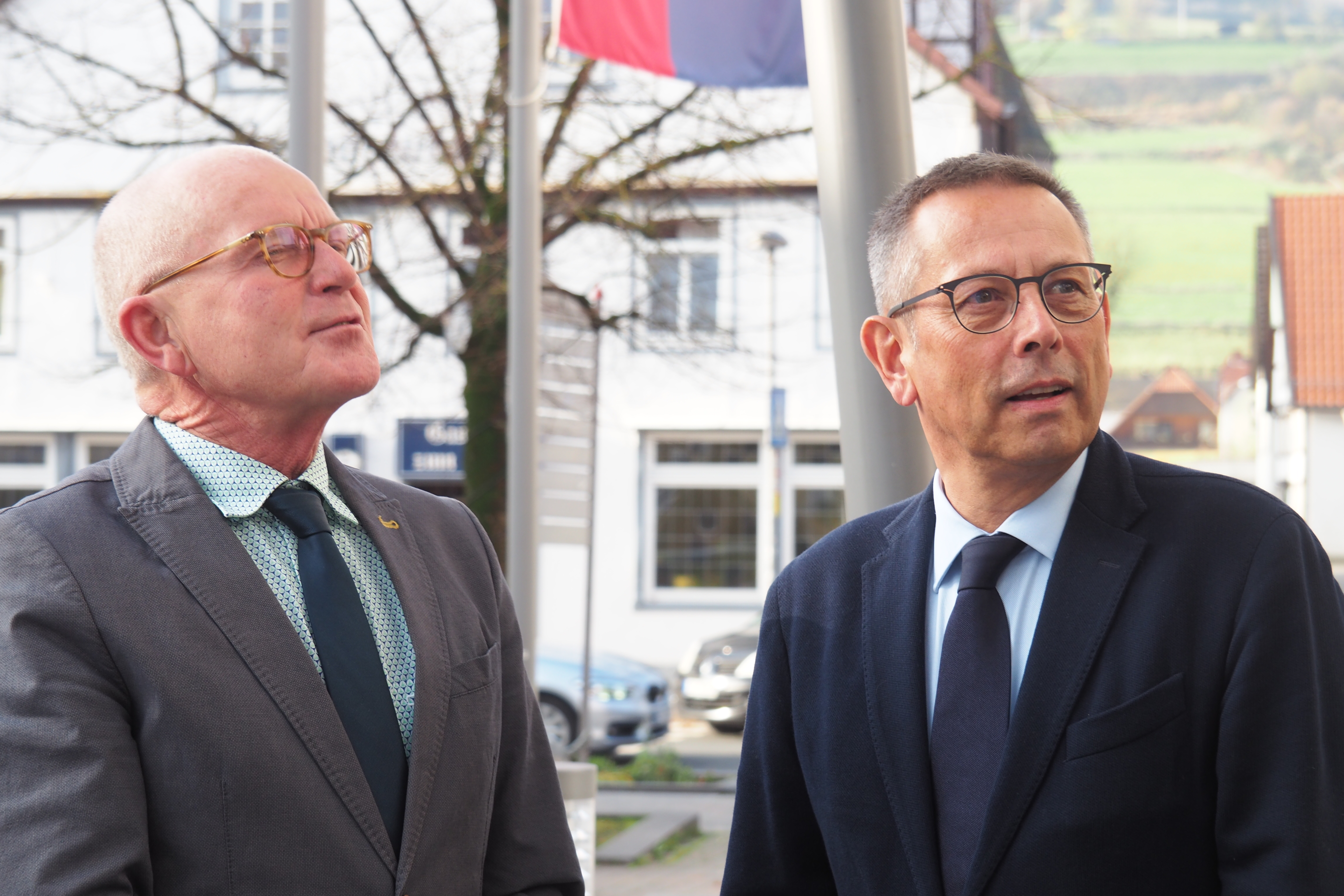 v.l.n.r.: Lügdes Bürgermeister Heinz Reker und UBSKM Johannes-Wilhelm Rörig