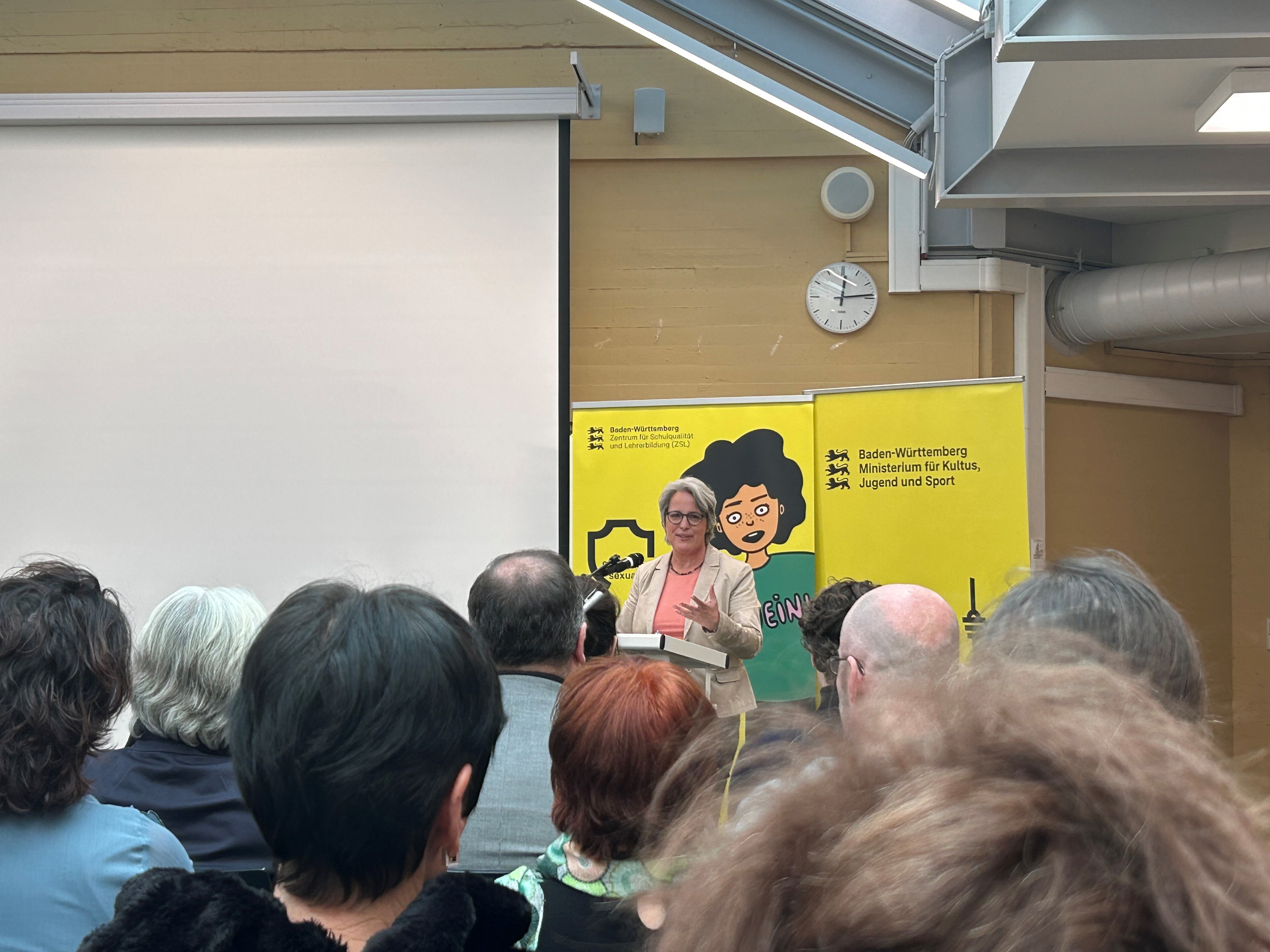 Die Unabhängige Beauftragte für Fragen des sexuellen Kindesmissbrauchs,  Kerstin Claus, auf einer Pressekonferenz am Beruflichen Schulzentrum Leonberg