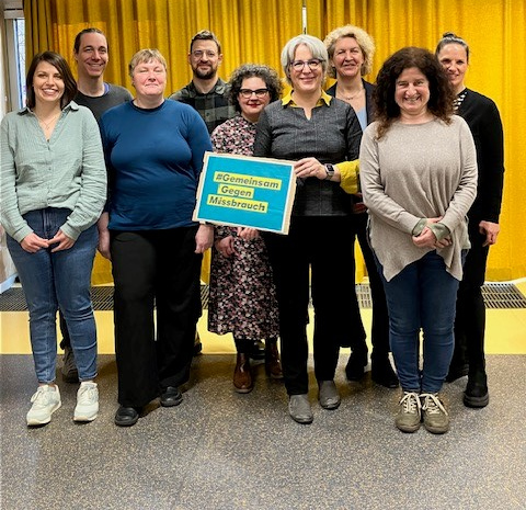 Gruppenbild der Teilnehmenden am Aktionstag "Schieb deine Verantwortun nicht weg!" in der Stadtbibliothek München