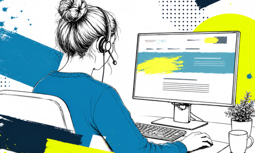 Eine Frau mit Headset sitzt an einem Schreibtisch vor einem Computer.