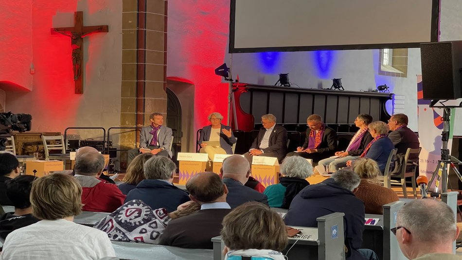 Podiumsdikussion am Katholikentag Kerstin Claus tauscht sich auf einer Podiumsdiskussion im Rahmen des 103. Katholikentages gemeinsam mit der Vorsitzenden der Unabhängigen Kommission für Anerkennungsleistungen aus.