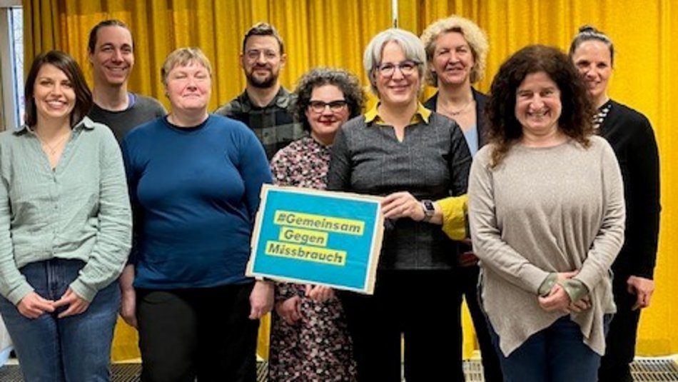Gruppenbild der Teilnehmenden am Aktionstag "Schieb deine Verantwortun nicht weg!" in der Stadtbibliothek München