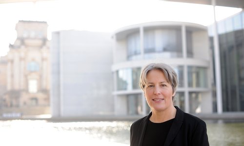 Kerstin Claus an der Spree im Regierungsviertel