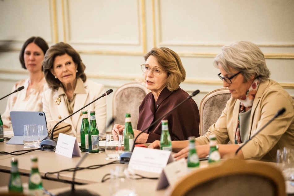 Auf der Tribühne zur Pressekonferenz Runder Tisch Kindeschutz sitzen Königin Silvia von Schweden, Elke Büdenbender und Kerstin Claus