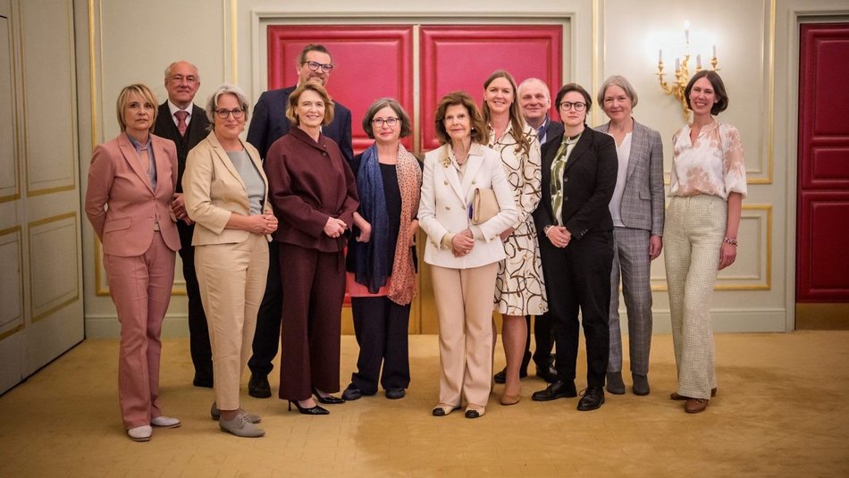 Gruppenfoto der Teilnehmenden am Runden Tisch mit Königin Silvia von Schweden, Elke Büdenbender und Kerstin Claus