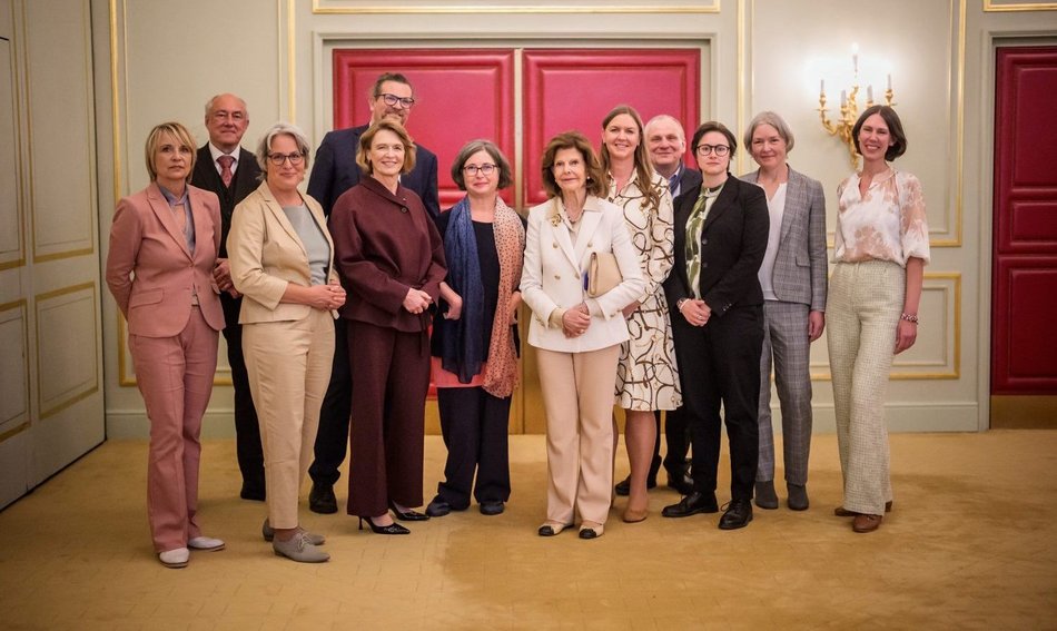 Gruppenfoto der Teilnehmenden am Runden Tisch mit Königin Silvia von Schweden, Elke Büdenbender und Kerstin Claus