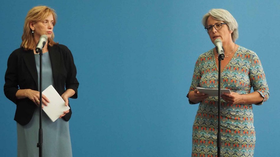 Kerstin Claus spricht bei Pressekonferenz