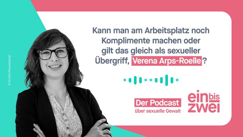Collage mit Schrift Podcast einsbiszwei und Foto einer Frau mit dunklem Blazer, dunkel gerahmter Brille und schulterlangen Haaren lächelt mit verschränkten Armen in die Kamera