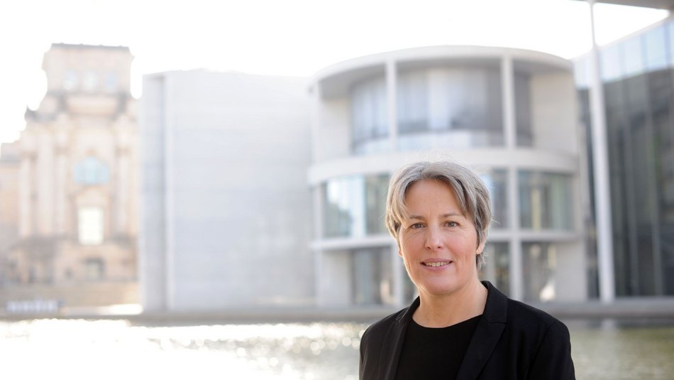 Kerstin Claus an der Spree im Regierungsviertel