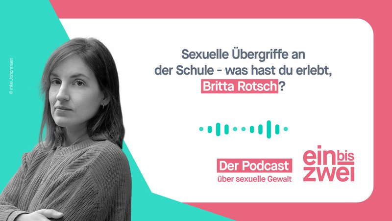 Britta Rotsch mit verschränkten Armen im Halbprofil, schwarz-weißes Porträtfoto mit Informationen zum Podcast