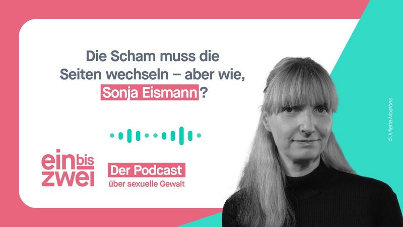 Portraitfoto Sonja Eismann in schwarz-weiß vor weiß-türkis-rose-farbenem Hintergrund