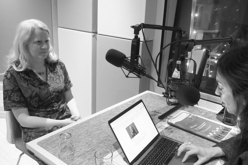 Ein schwarz-weiß-Bild in dem Judith Striek mit Nadia Kailouli in dem Podcast "einbiszwei" spricht.