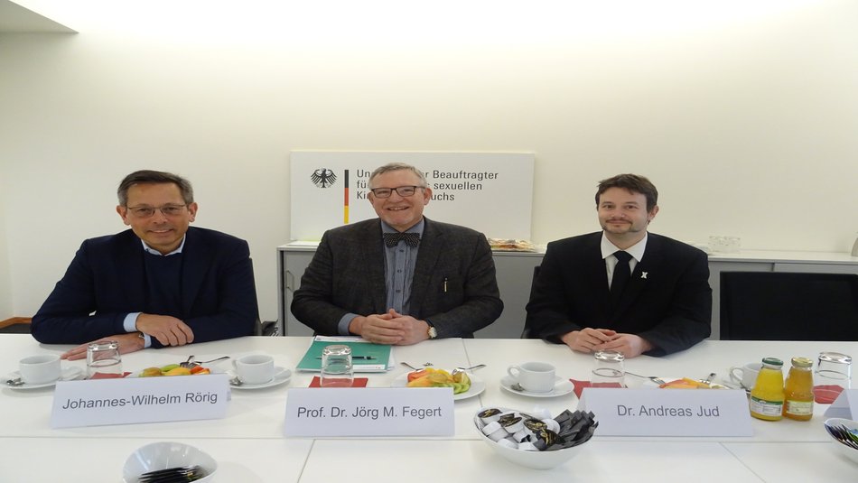 v.l.n.r.: Rörig, Prof. Dr. Fegert, Dr. Jud (Alex Stern, Mitglied im Betroffenenrat, hat am Pressegespräch teilgenommen, möchte aber nicht abgebildet werden) Foto: UBSKM Johannes-Wilhelm Rörig, Professor Doktor Jörg Feiert, Doktor Andreas Jud