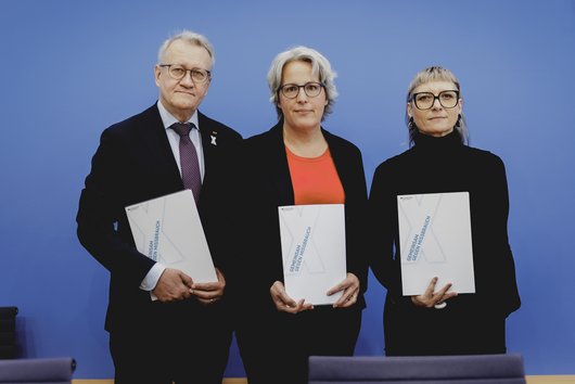 Pressekonferenz der UBSKM mit Matthias Katsch, Mitglied in der Unabhängigen Kommission zur Aufarbeitung sexuellen Kindesmissbrauchs, Kerstin Claus, Unabhängige Beauftragte für Fragen des sexuellen Kindesmissbrauchs (UBSKM) und Tamara Luding, Mitglied im Betroffenenrat der UBSKM