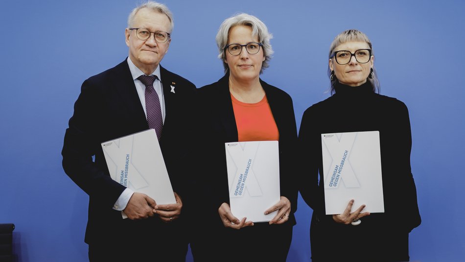 Pressekonferenz der UBSKM mit Matthias Katsch, Mitglied in der Unabhängigen Kommission zur Aufarbeitung sexuellen Kindesmissbrauchs, Kerstin Claus, Unabhängige Beauftragte für Fragen des sexuellen Kindesmissbrauchs (UBSKM) und Tamara Luding, Mitglied im Betroffenenrat der UBSKM 