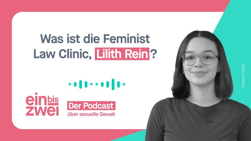 Schwarz-weiß-Foto zeigt ein junges Mädchen mit Bobschnitt, das mit dunkel gerahmter Brille in die Kamera lächelt