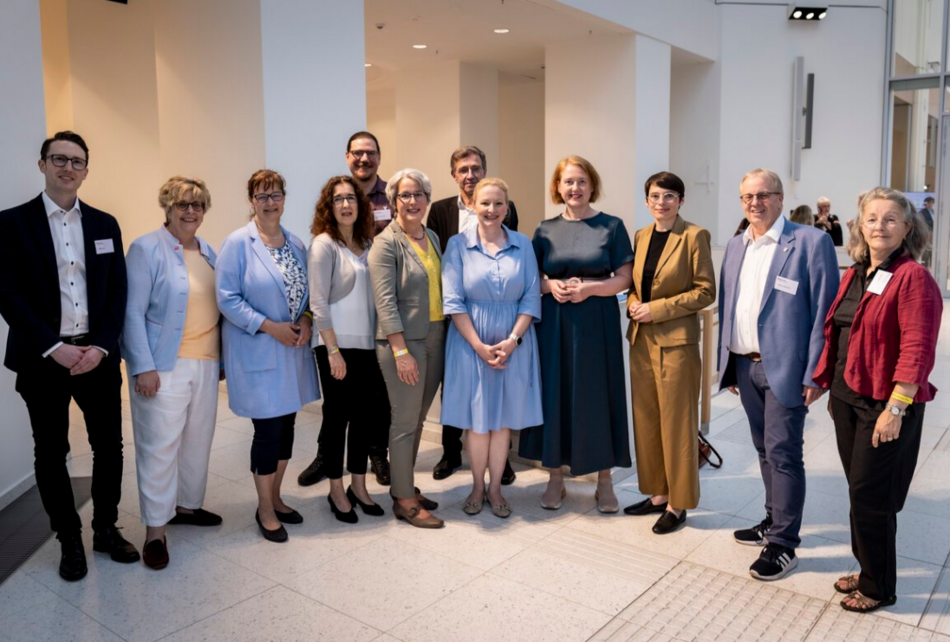 Bundesministerin Paus und UBSKM Claus mit Mitgliedern des Nationalen Rates bei der Eröffnung der Sommertagung Gruppenfoto