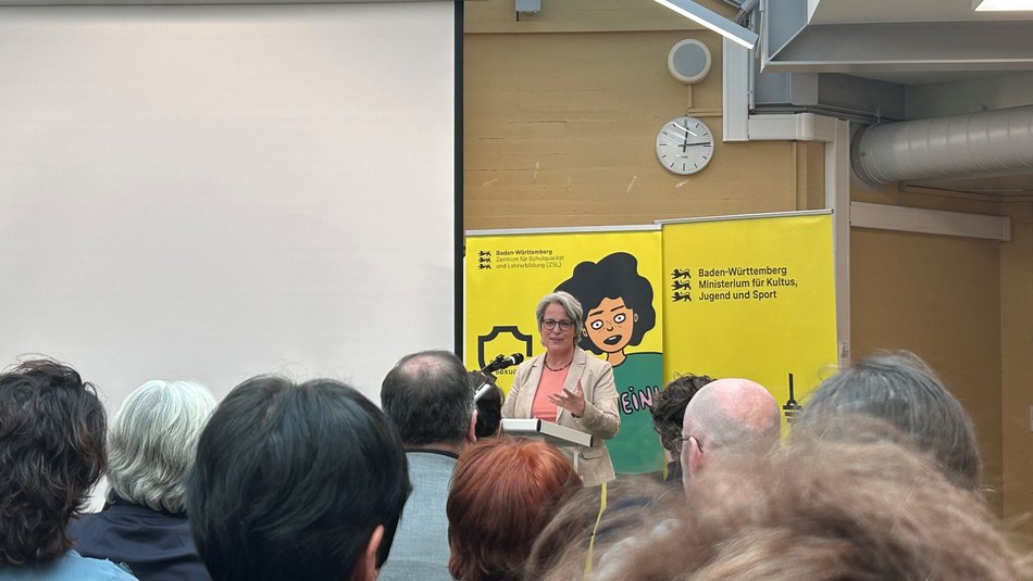 Die Unabhängige Beauftragte für Fragen des sexuellen Kindesmissbrauchs,  Kerstin Claus, auf einer Pressekonferenz am Beruflichen Schulzentrum Leonberg