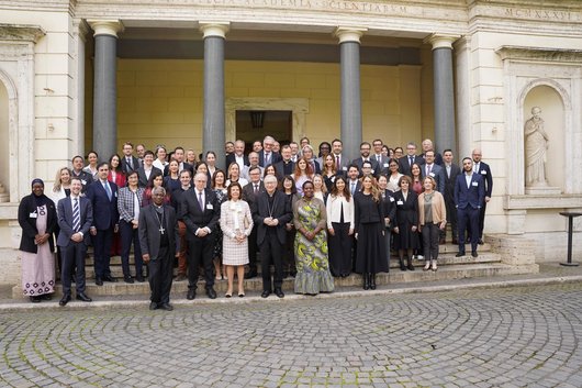 Gruppenbild der Teilnehmenden der Internationalen Konferenz im Vatikan zu Risiken und Chancen in der digitalen Welt vor einem historischen Gebäude in Vatikanstadt